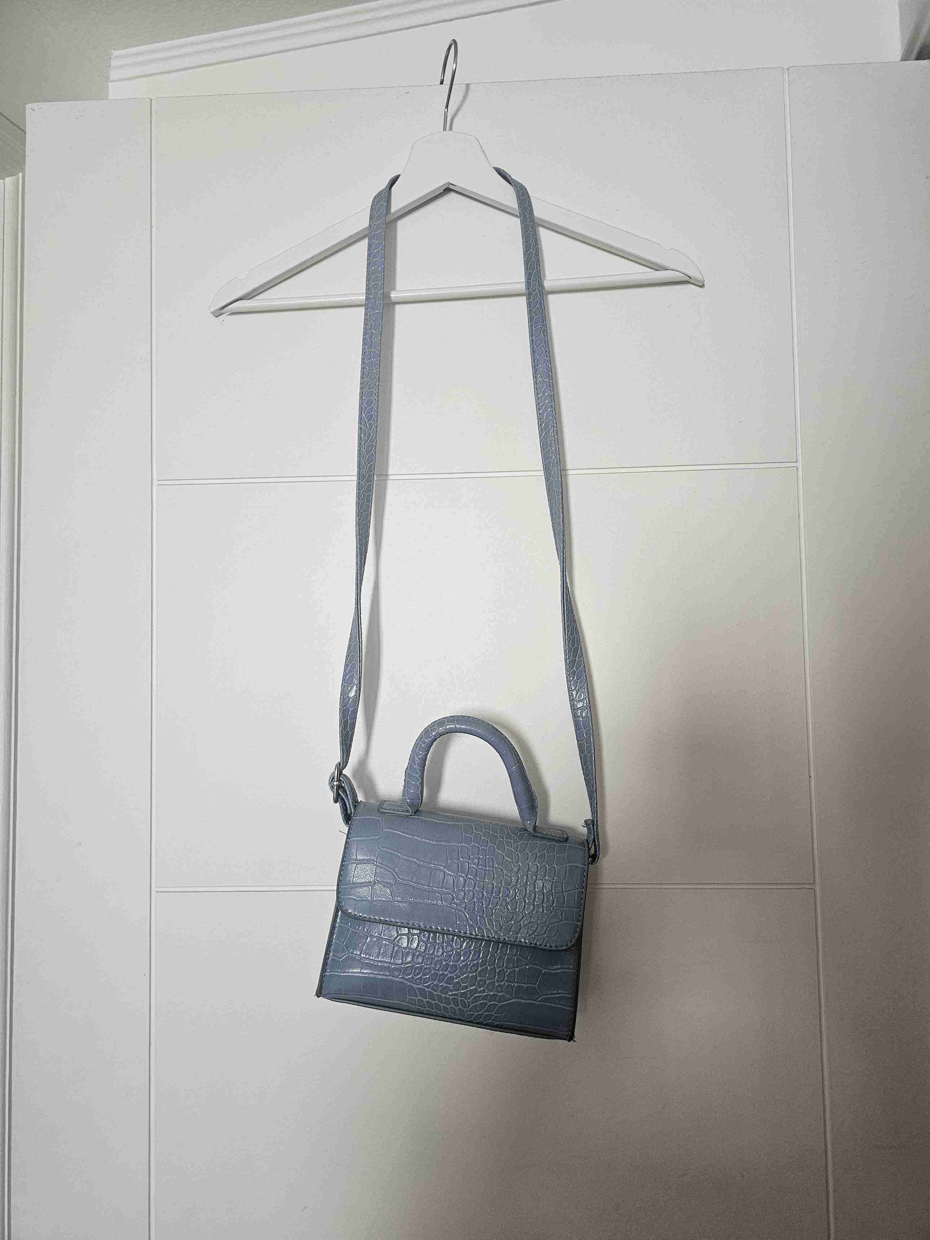 Cartera azul con textura cocodrilo