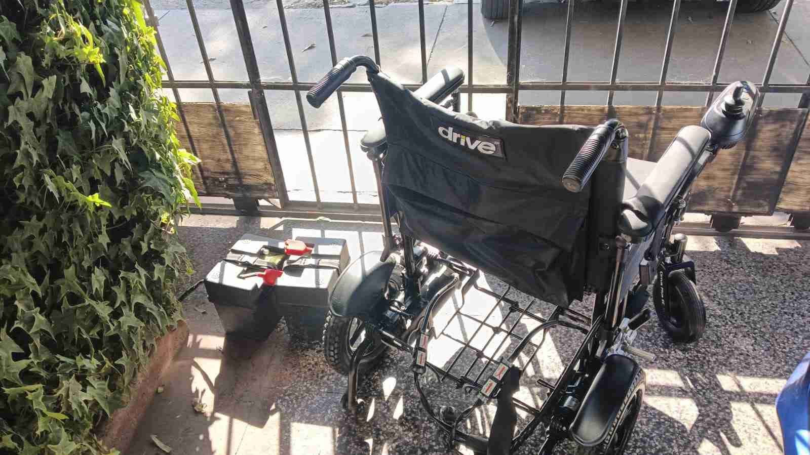 Silla de ruedas eléctrica plegable (dos baterías) - miniatura 5