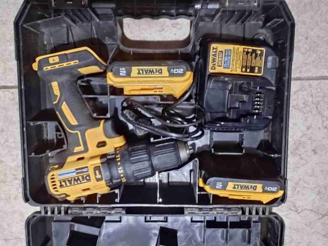 Taladro percutor inalámbrico DeWalt - miniatura 2