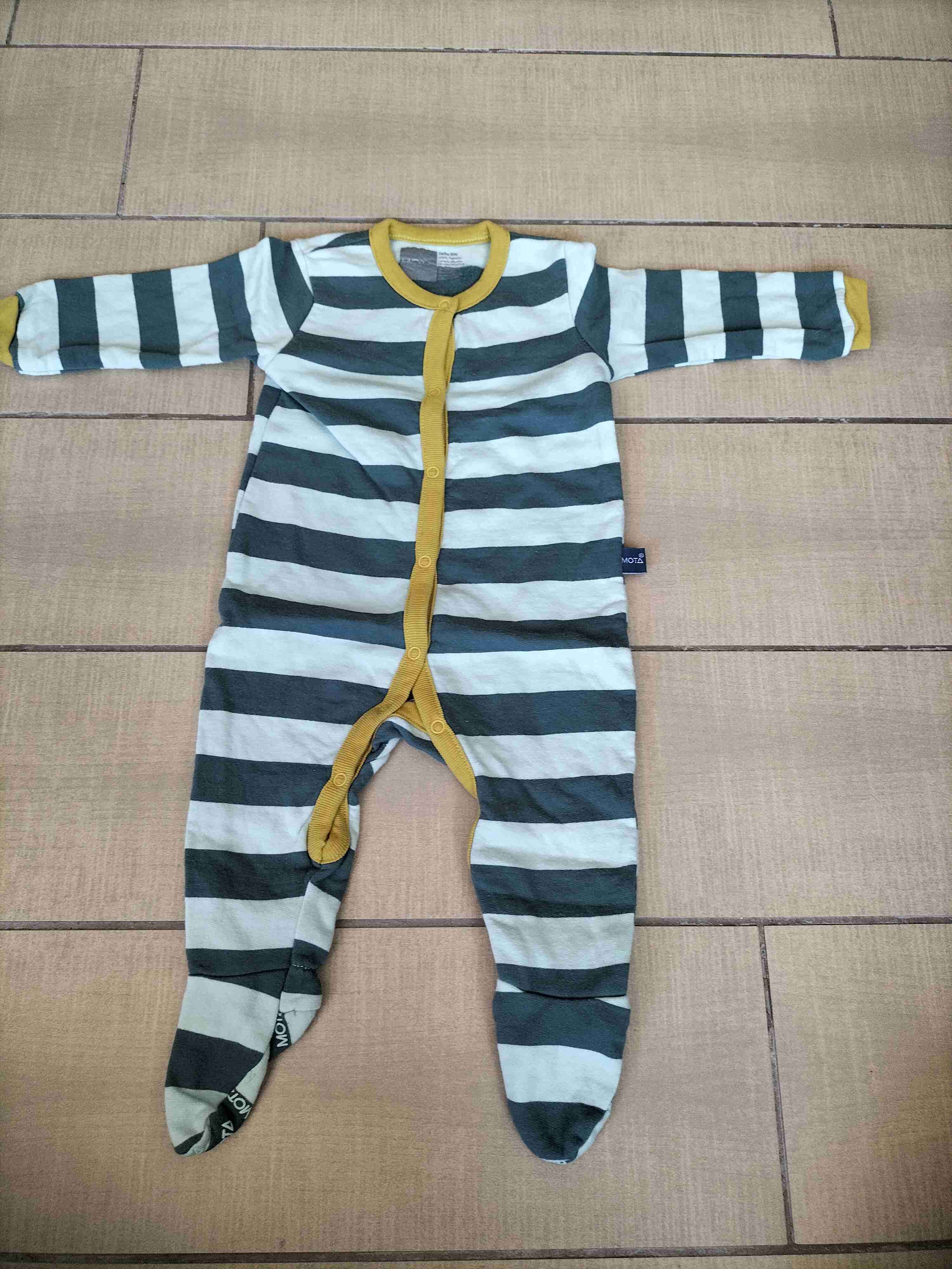 Enterito de bebé a rayas rn