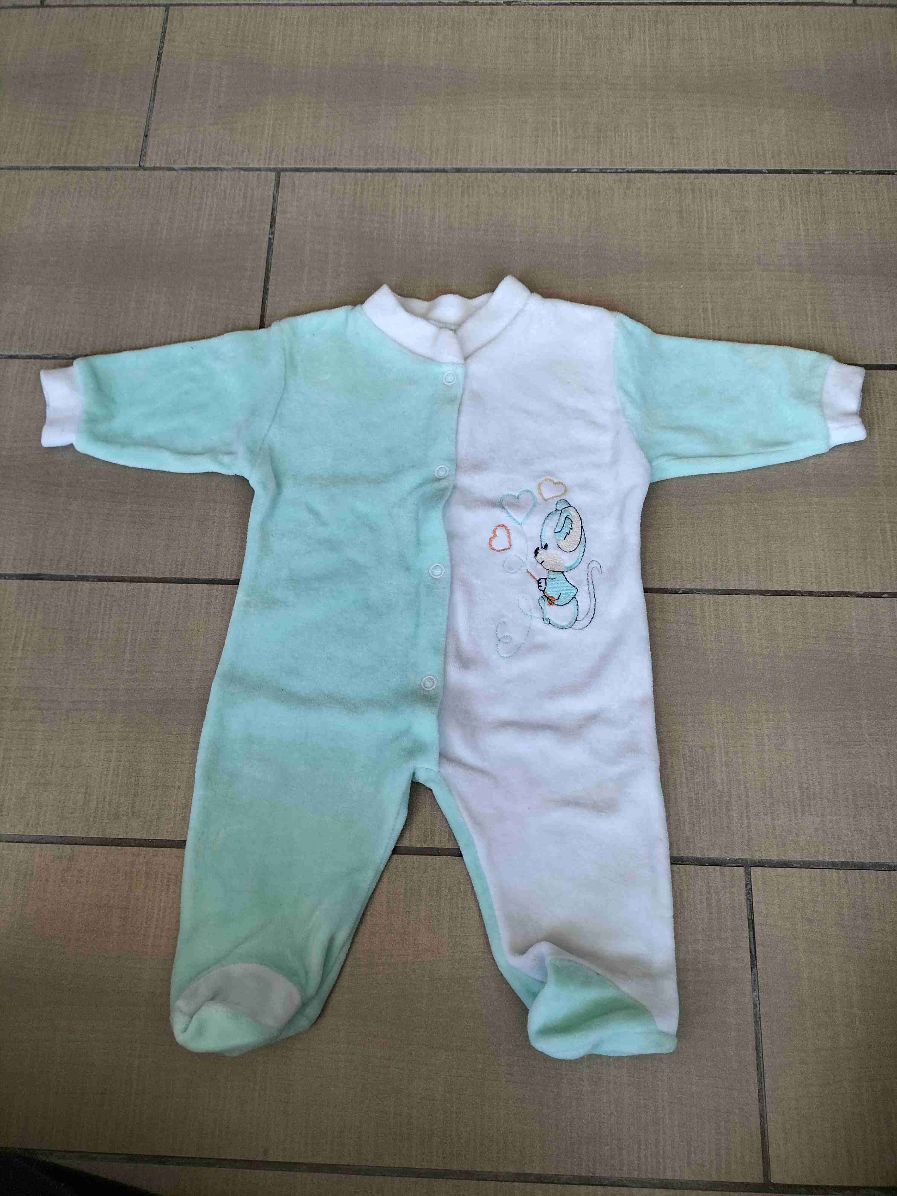 Pijama de bebé verde y blanco