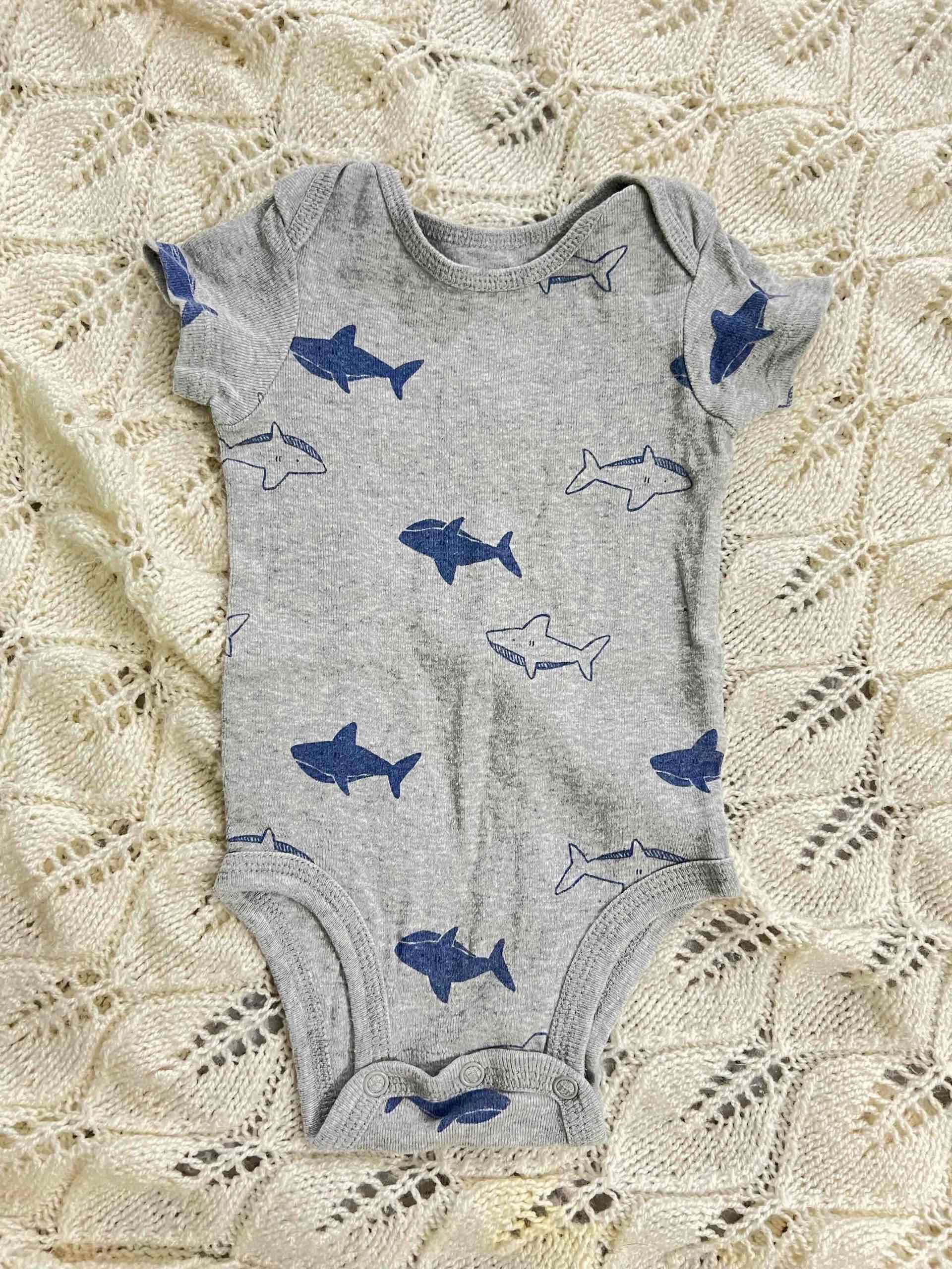 Body bebé gris con tiburones Carter 3 m