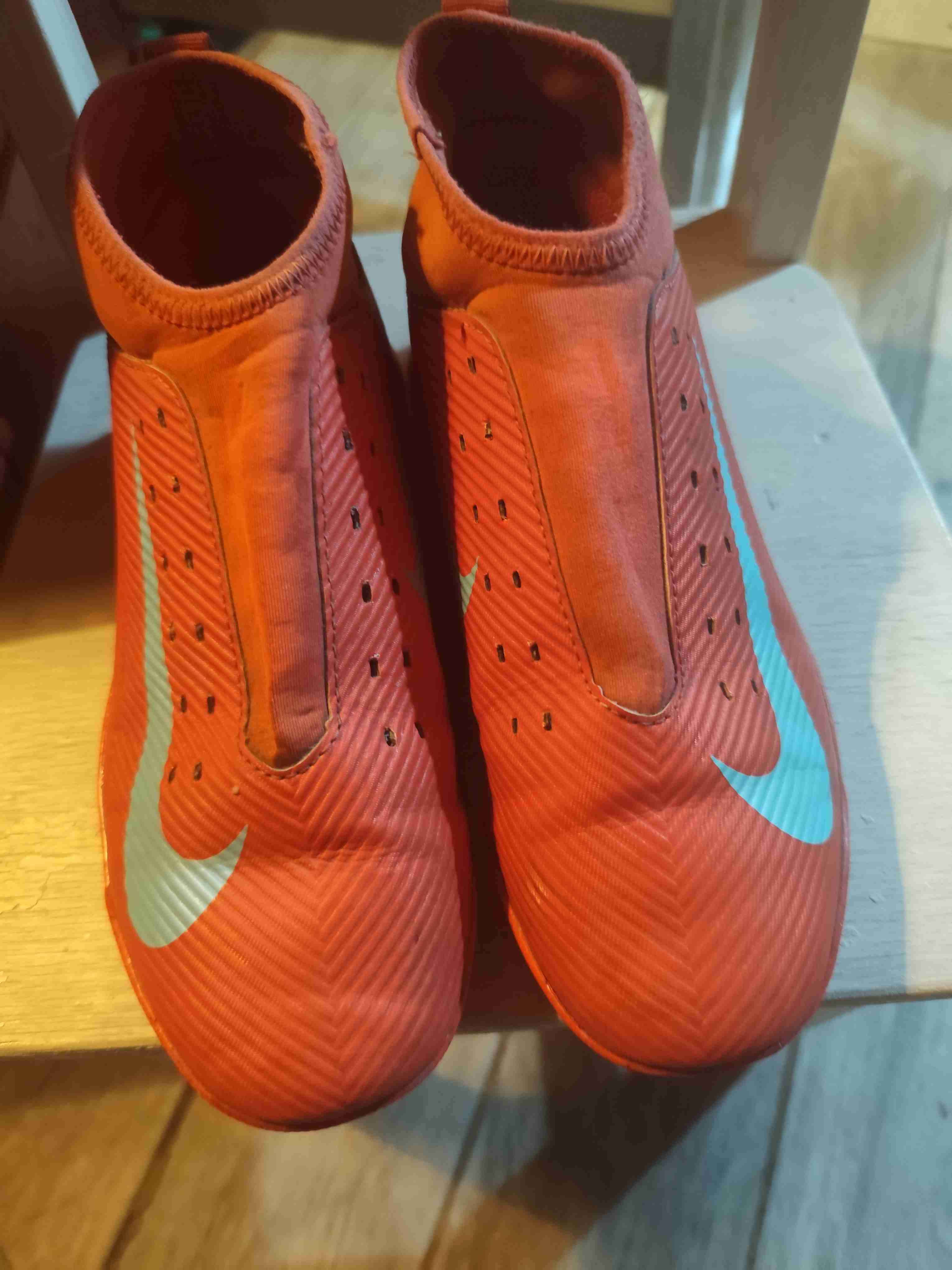 Botines de fútbol rojos Nike