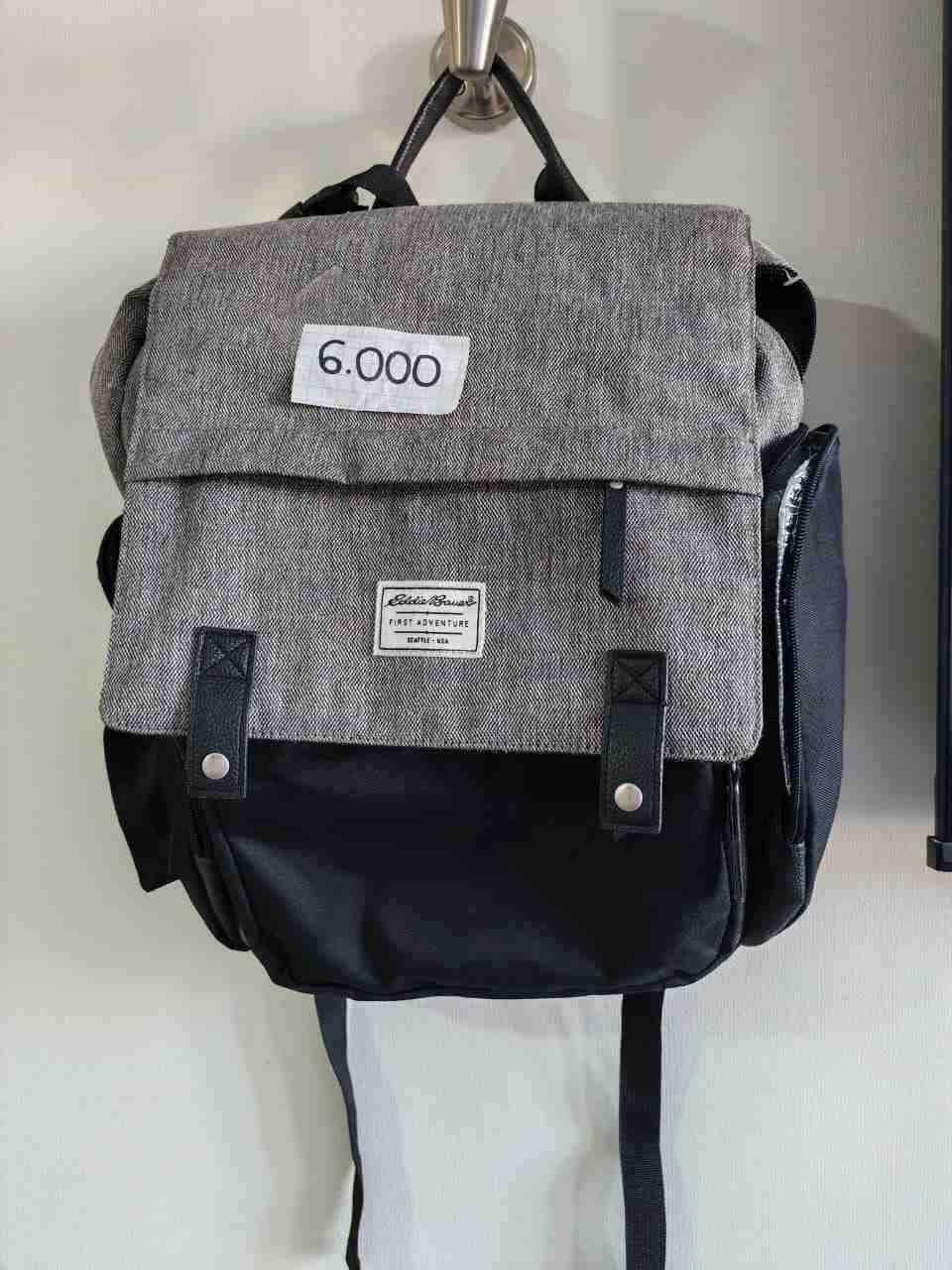 Mochila gris y negra