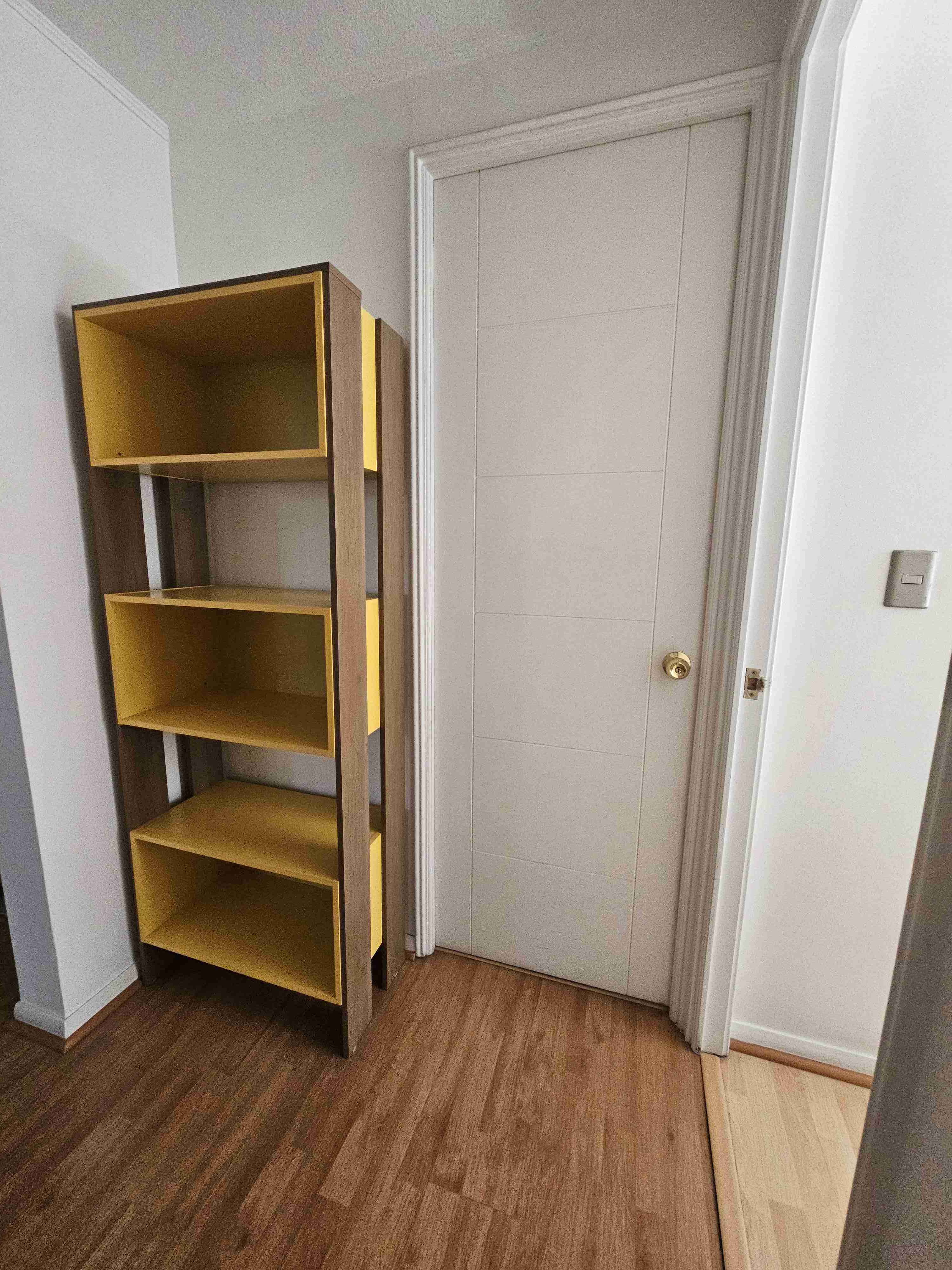 Estante de madera con amarillos