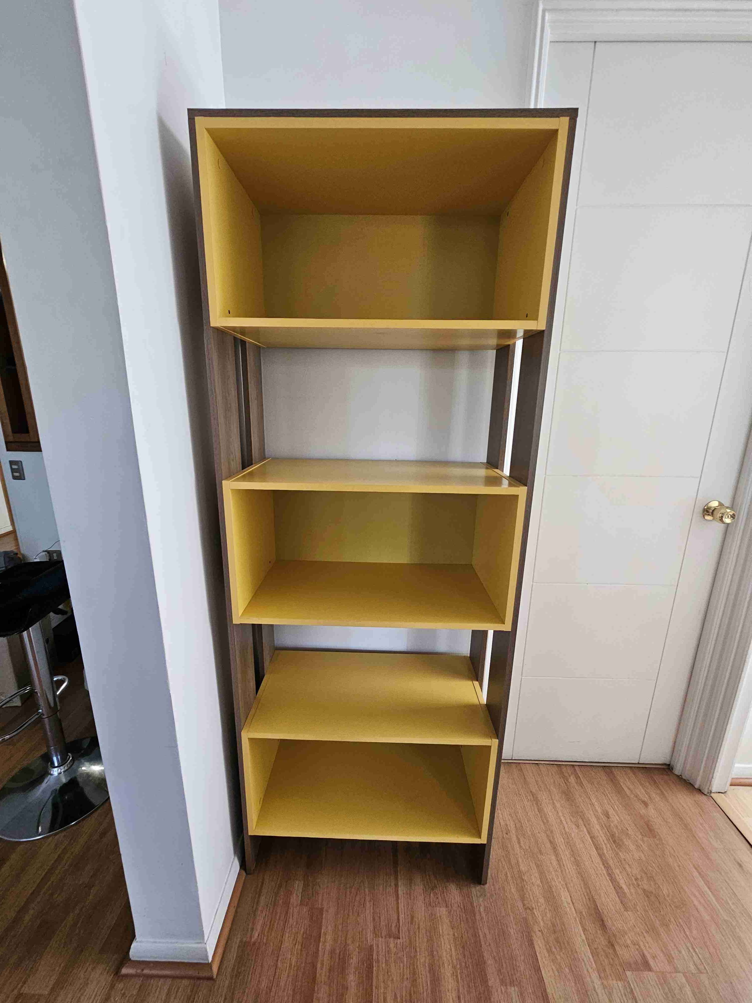 Estante de madera con amarillos - miniatura 2