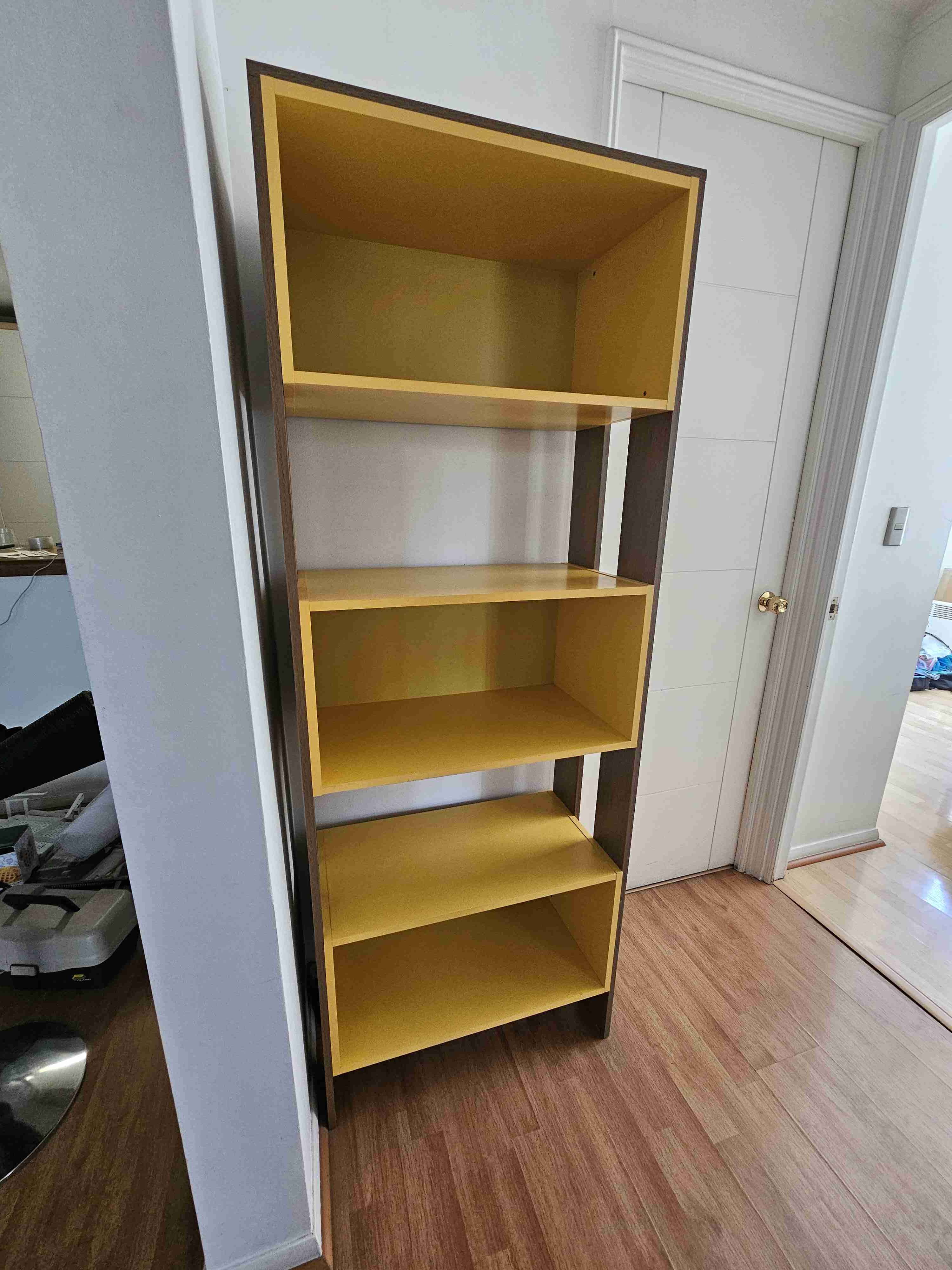 Estante de madera con amarillos - miniatura 3