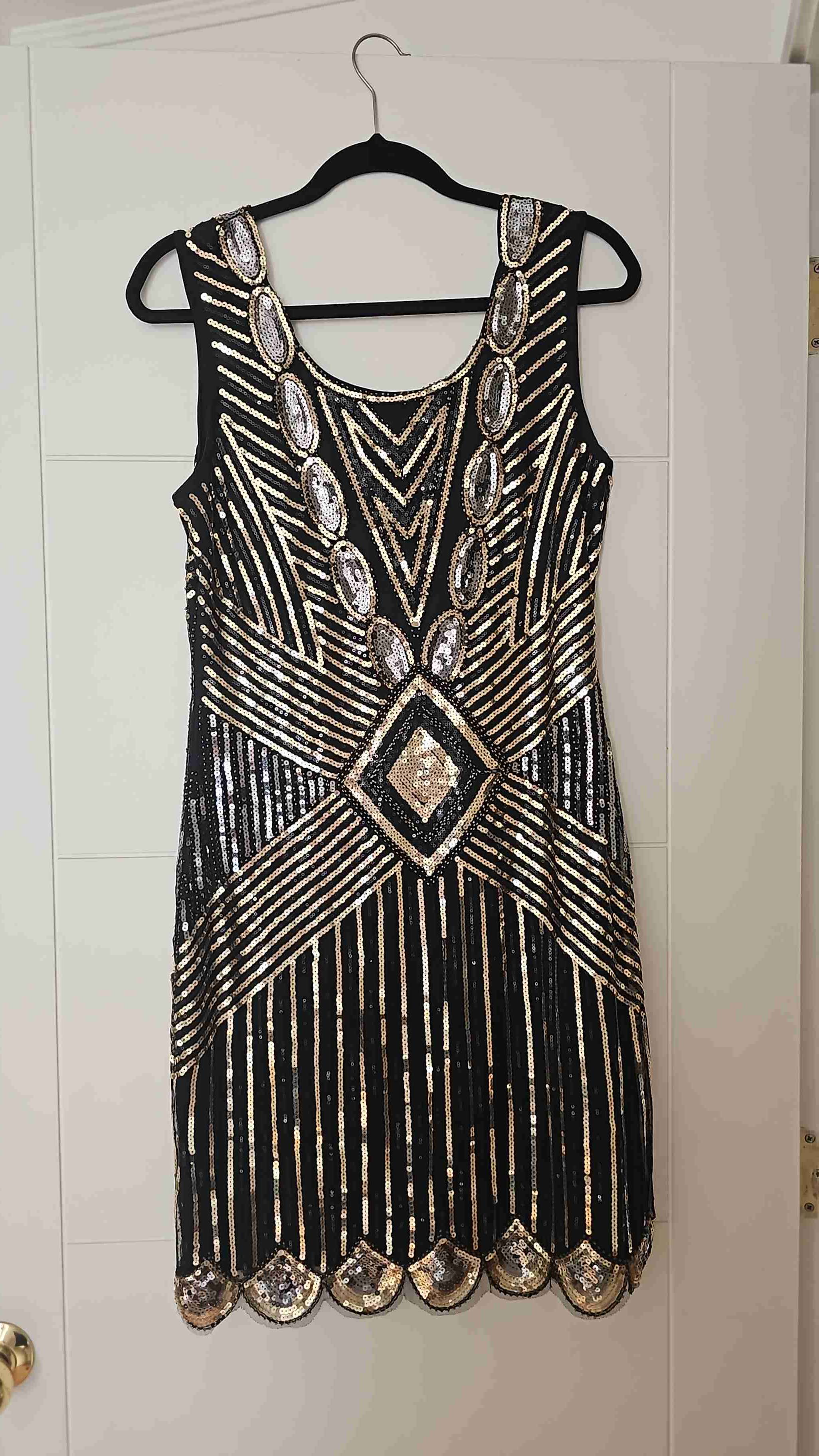 Vestido negro con lentejuelas doradas