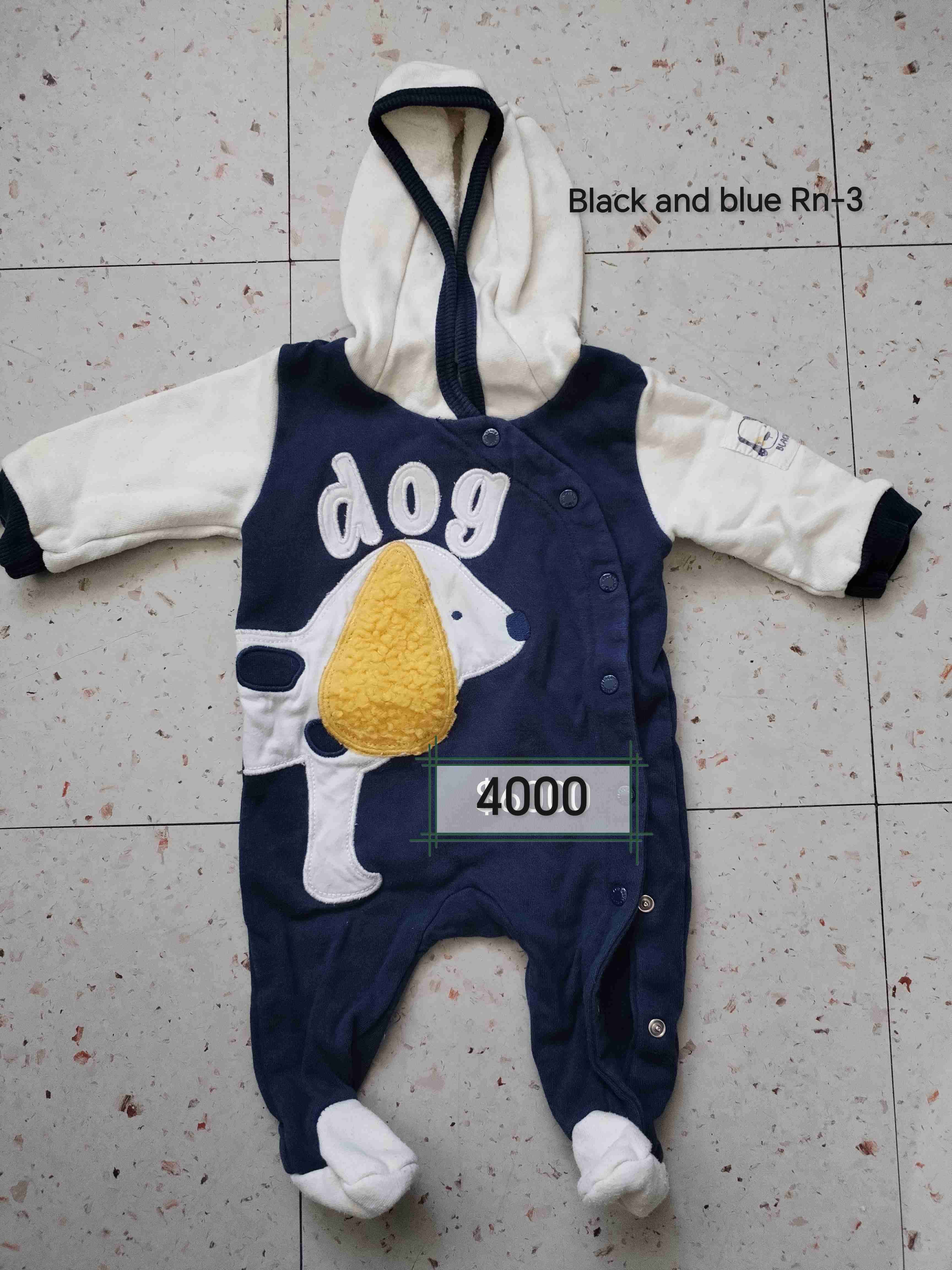 Enterito de bebé azul con capucha