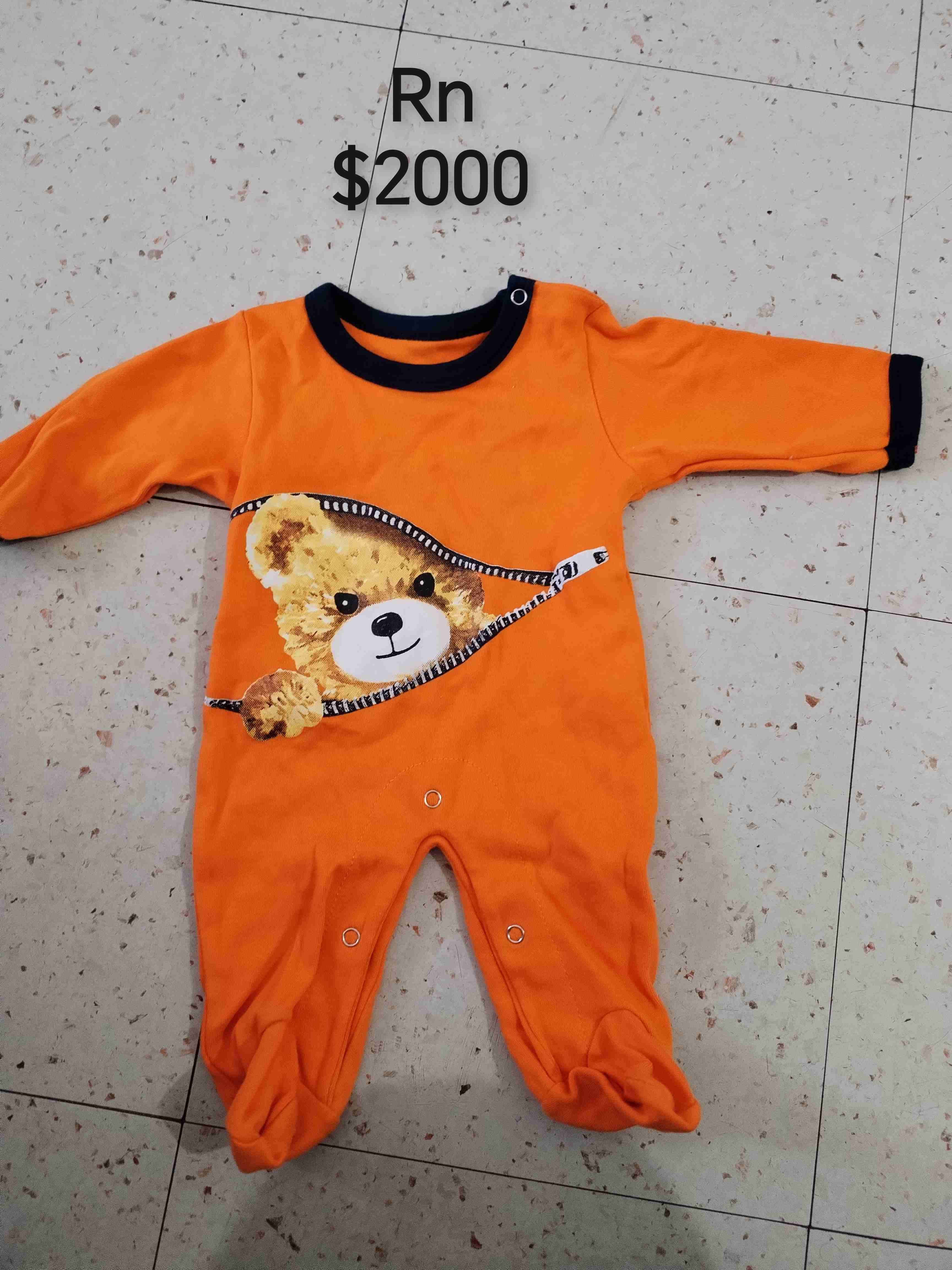 Enterito bebé naranja con oso