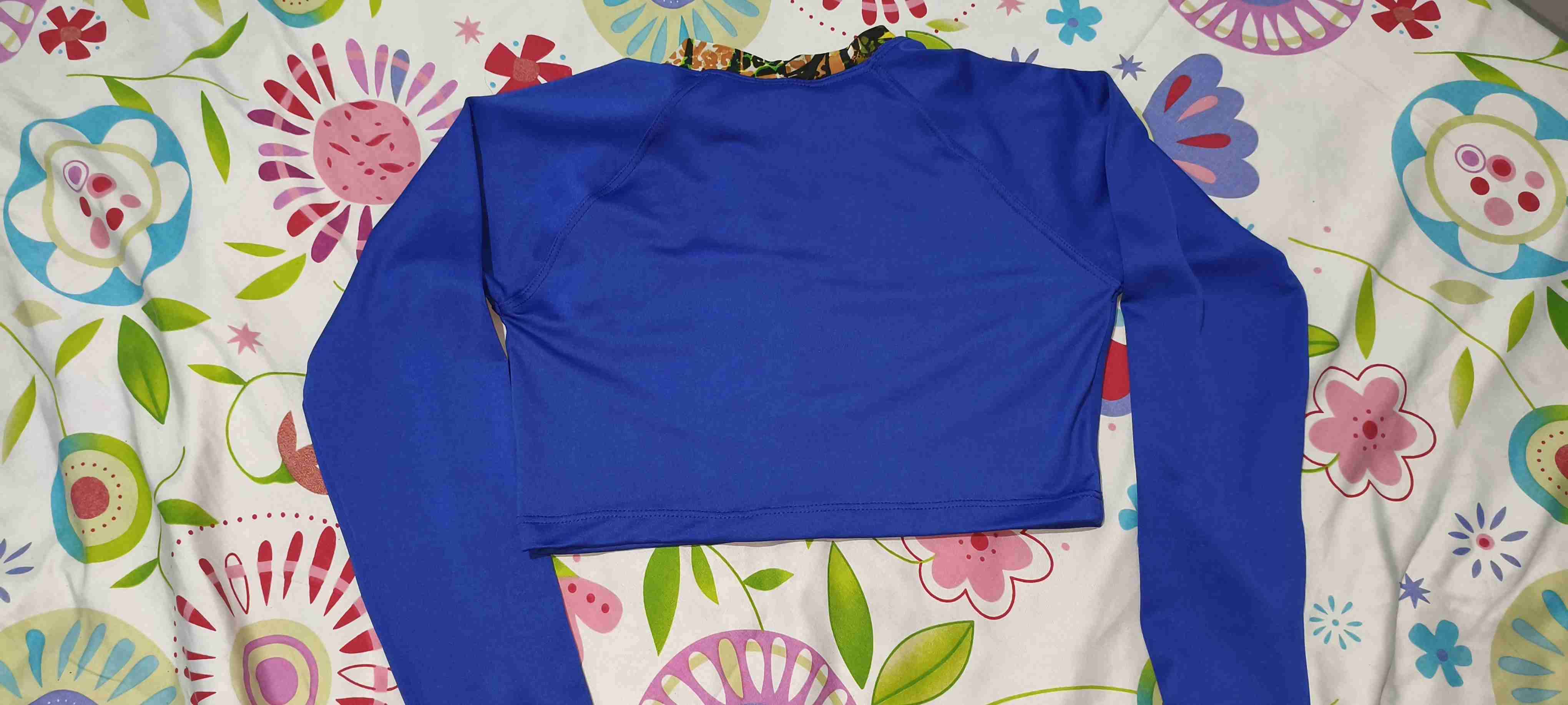 Polera manga larga azul corta
