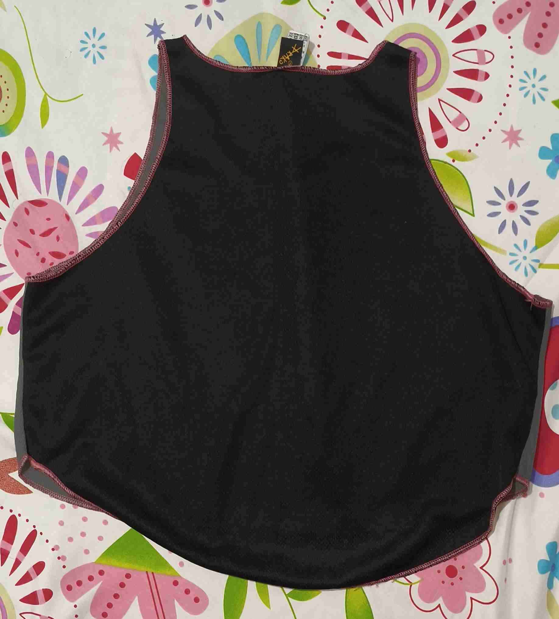 Polera deportiva negra y gris