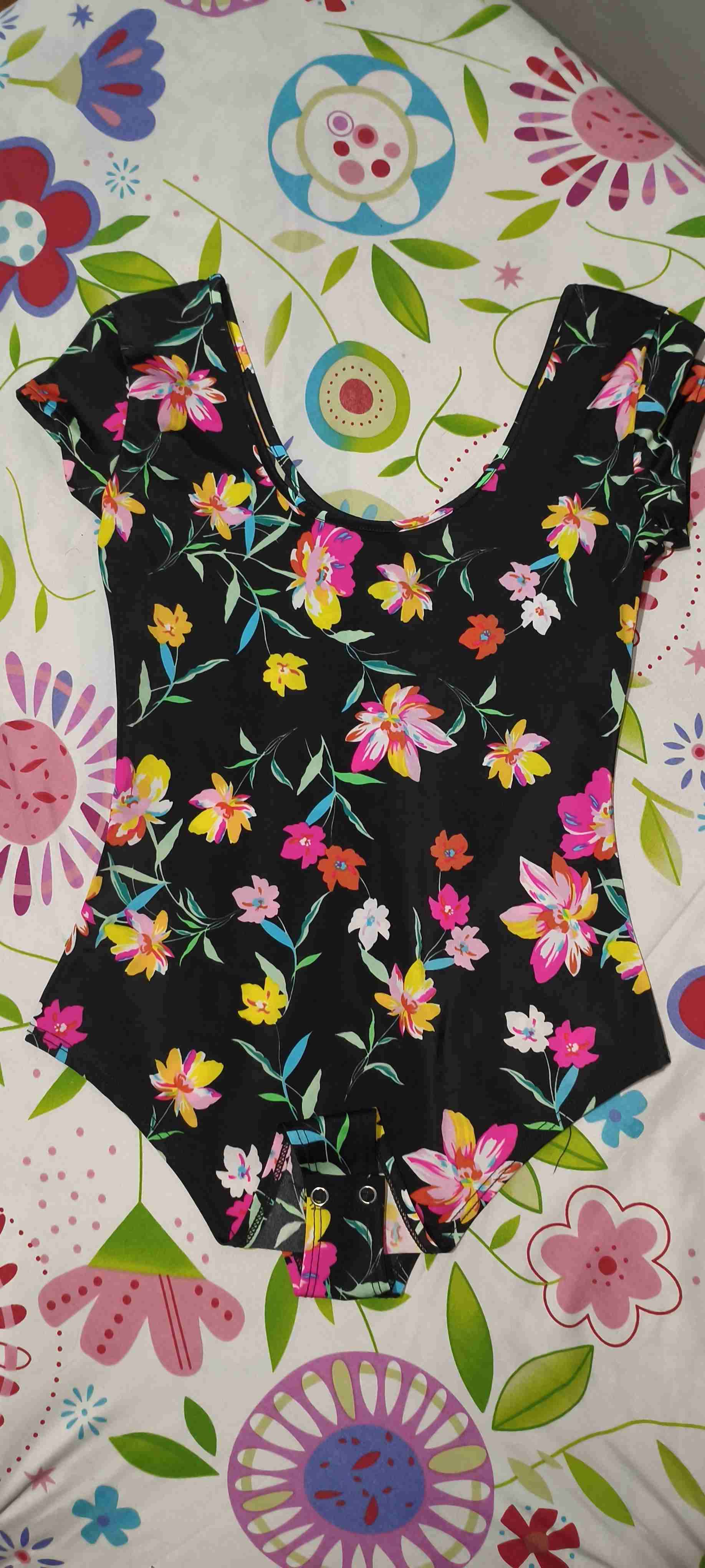 Body negro con flores coloridas
