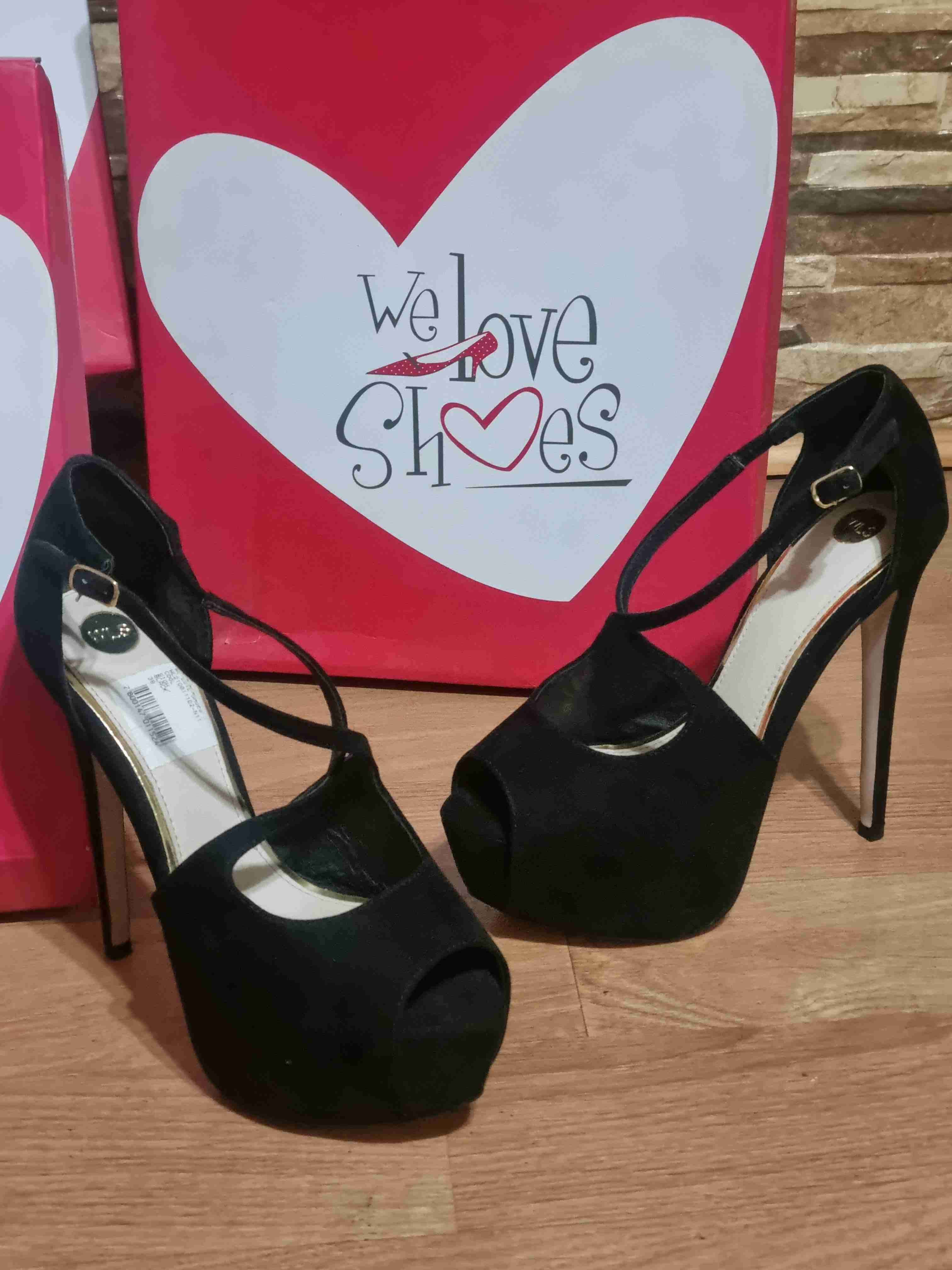 Tacones negros de gamuza