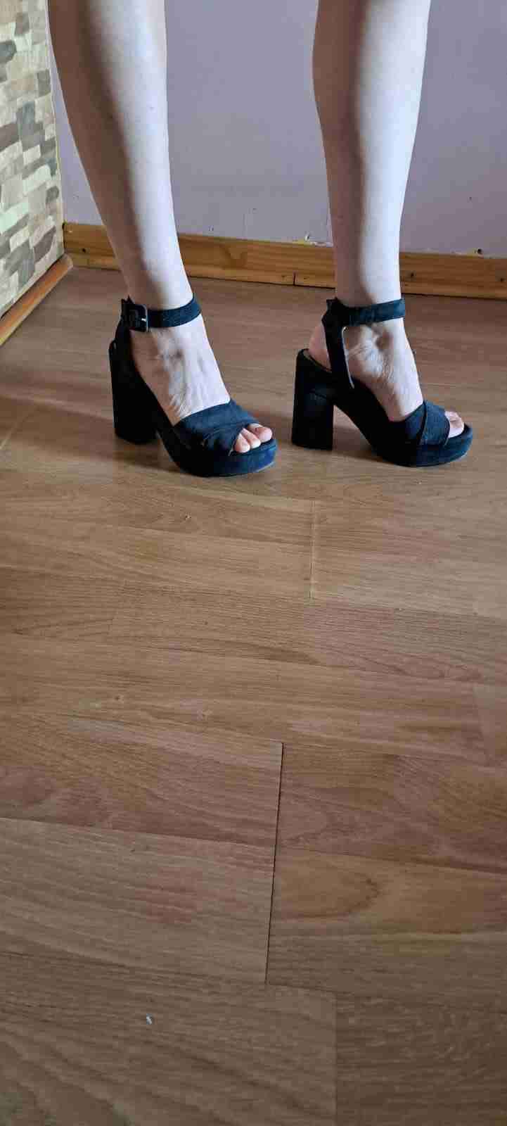 Sandalias negras de tacón alto marca Pollini