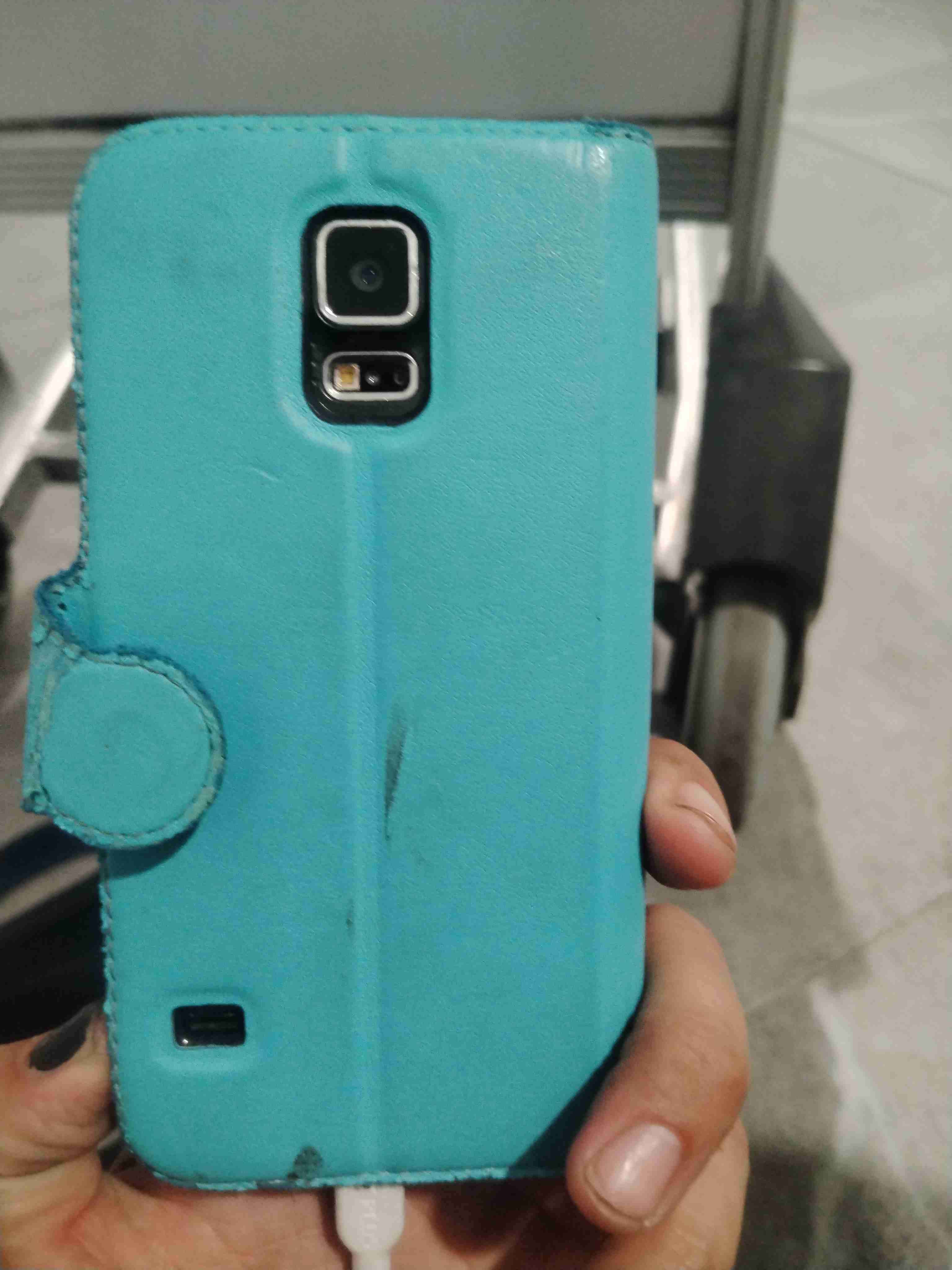 Smartphone Samsung con funda azul - miniatura 2