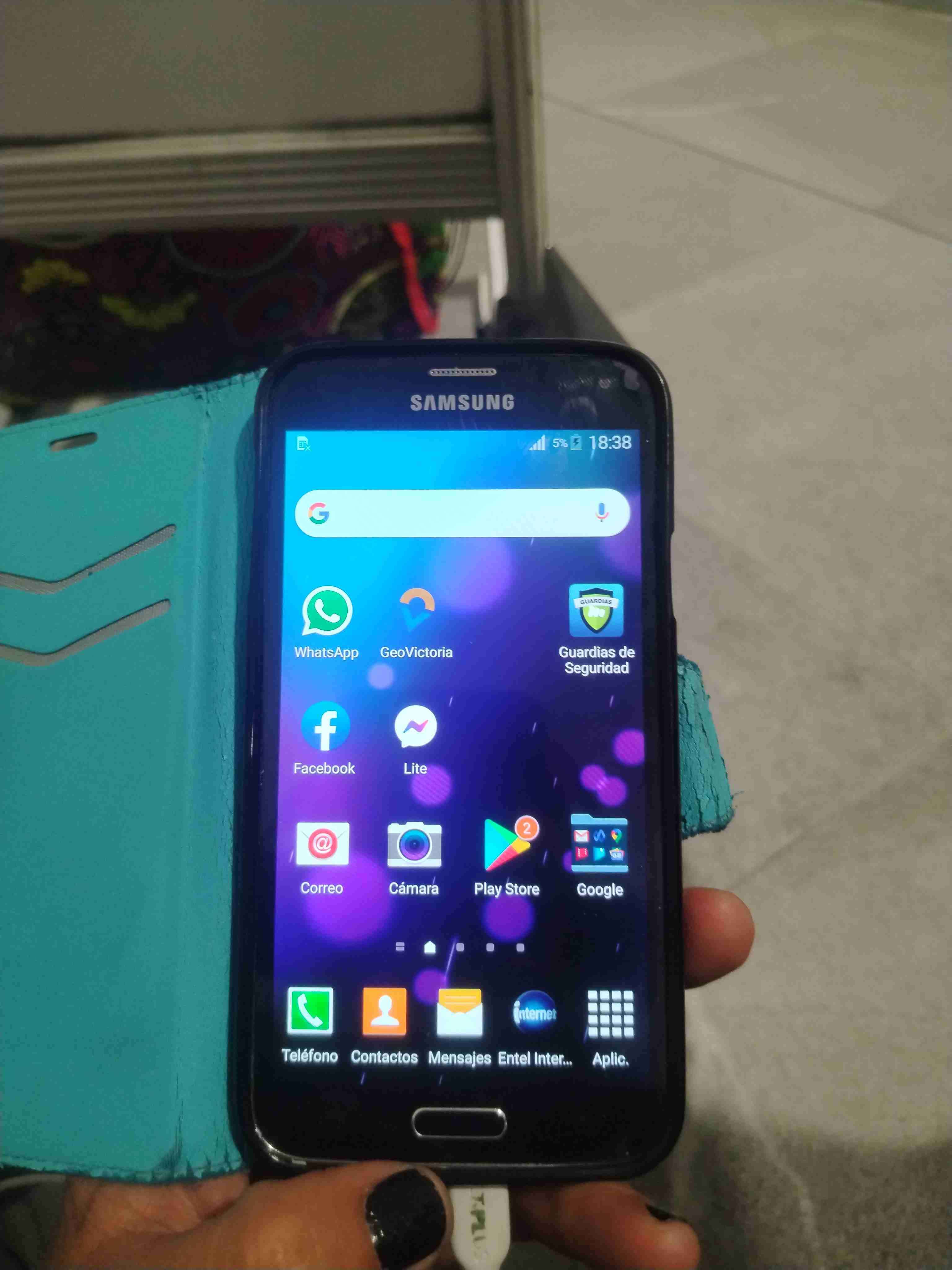 Smartphone Samsung con funda azul - miniatura 3