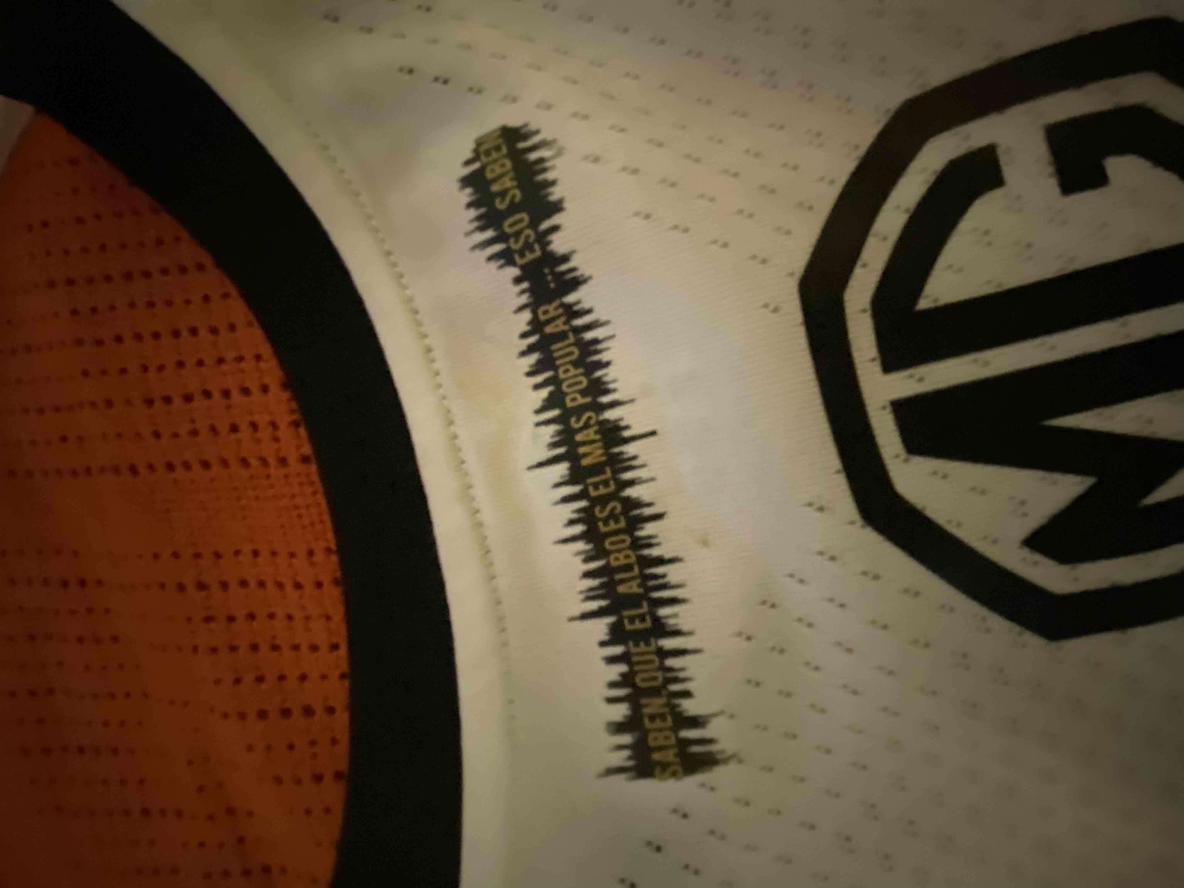 Camiseta firmada  usada por Matias Fernandez - miniatura 4