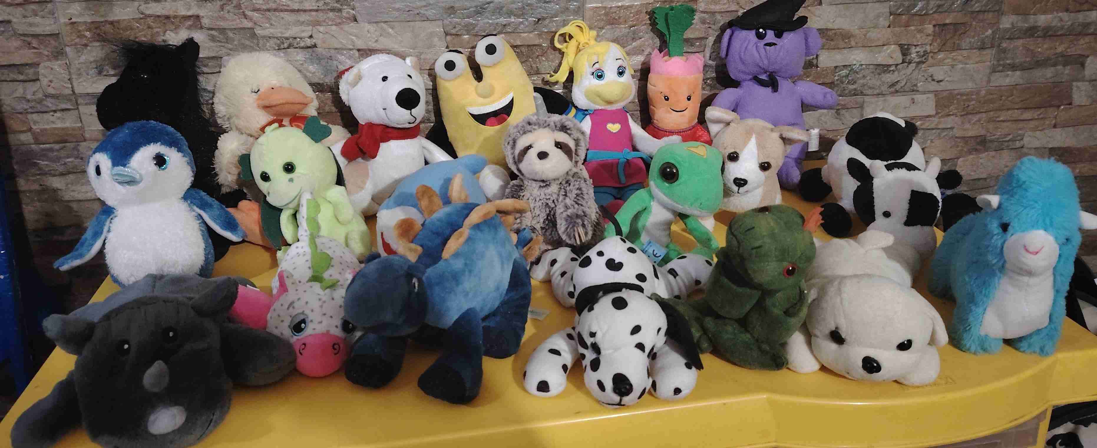 Colección de peluches variados