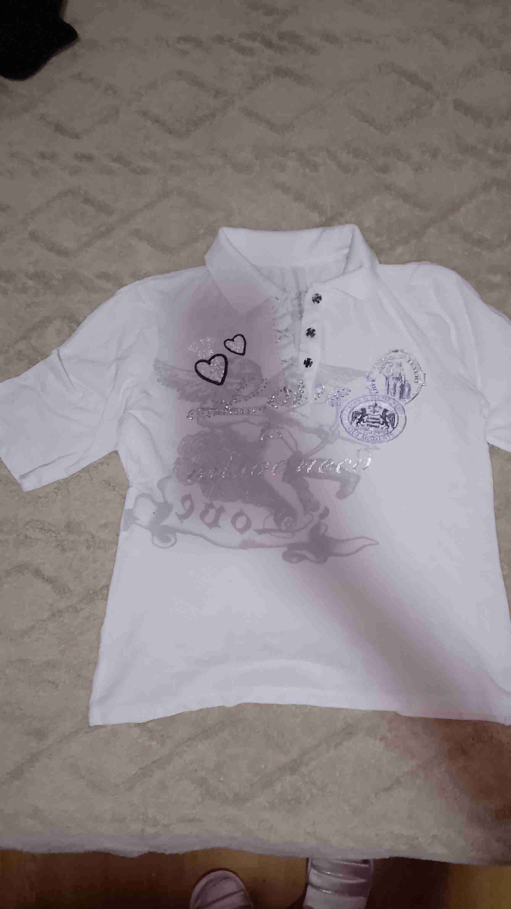 Polera blanca con estampado de corazones