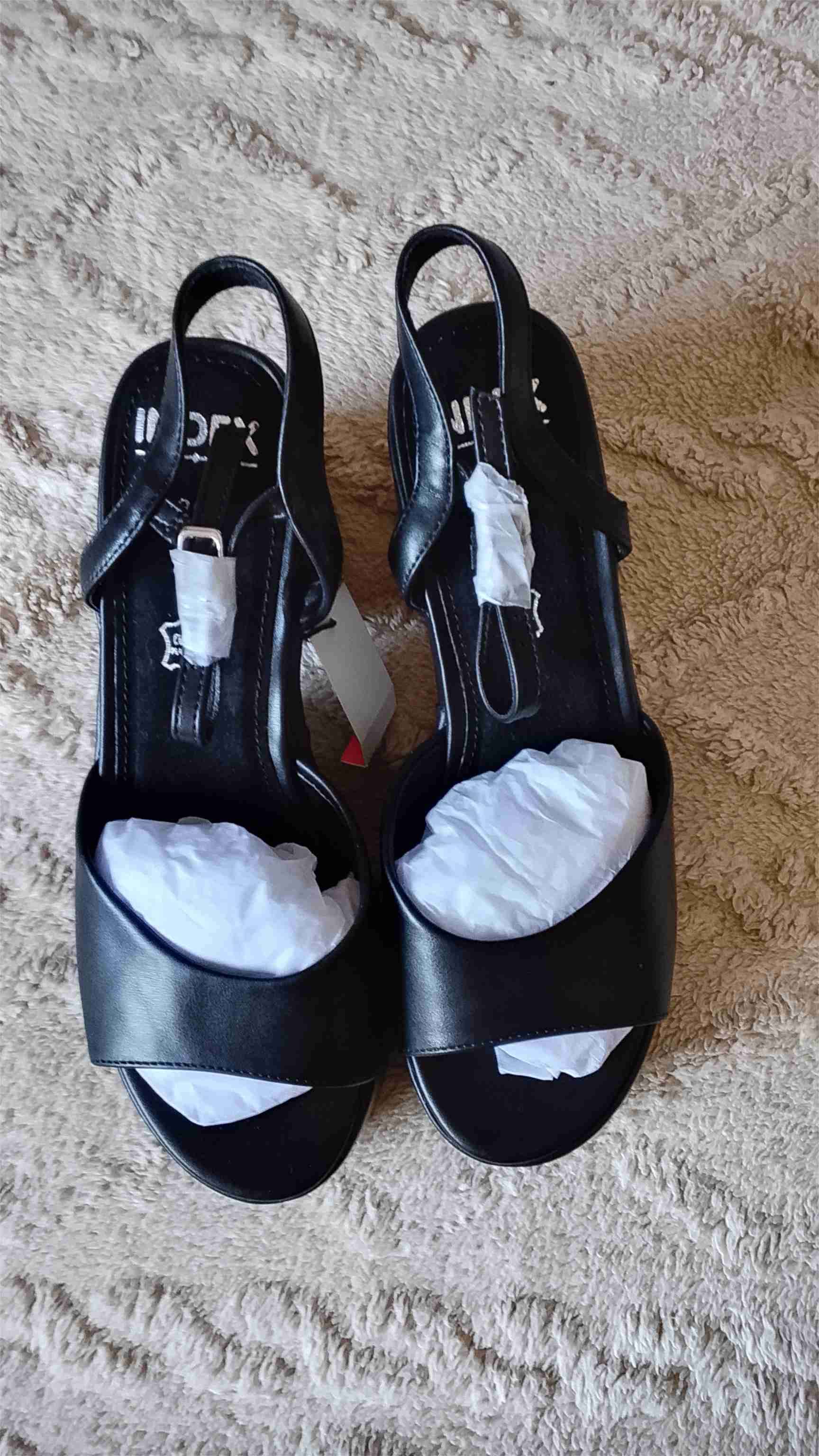 Sandalias negras de cuero