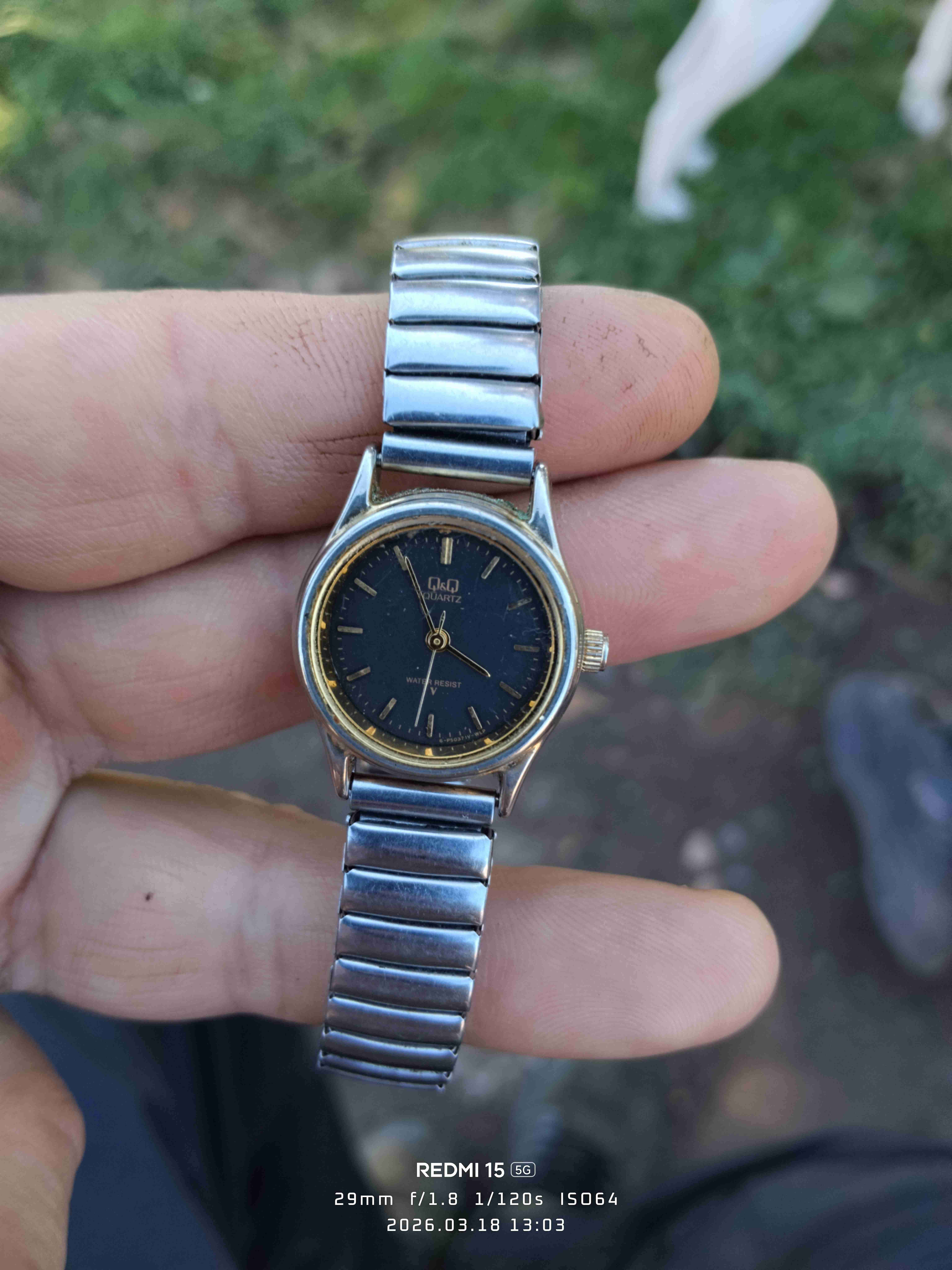 Reloj análogo Q&Q metálico DAMA