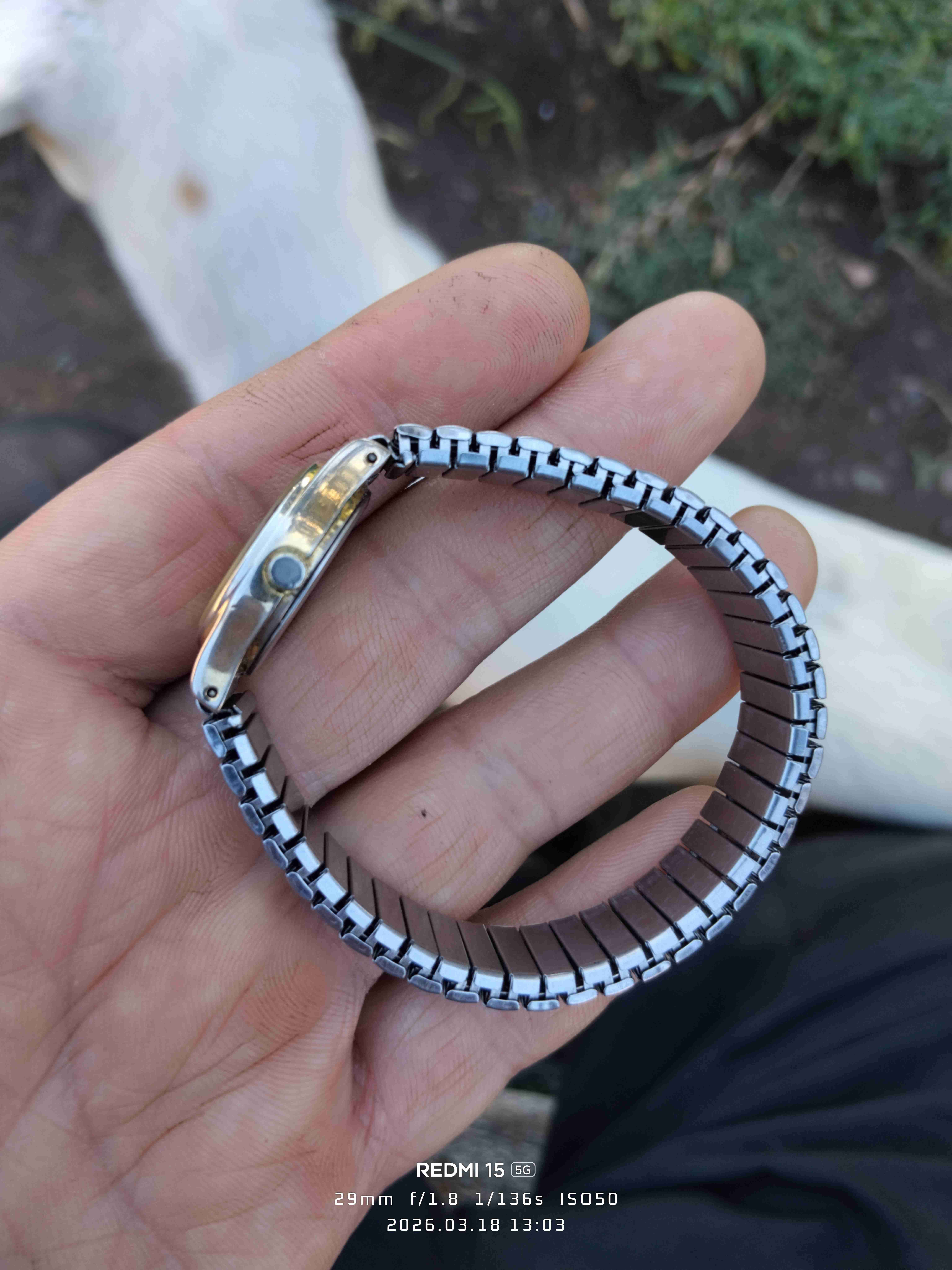 Reloj análogo Q&Q metálico DAMA - miniatura 2