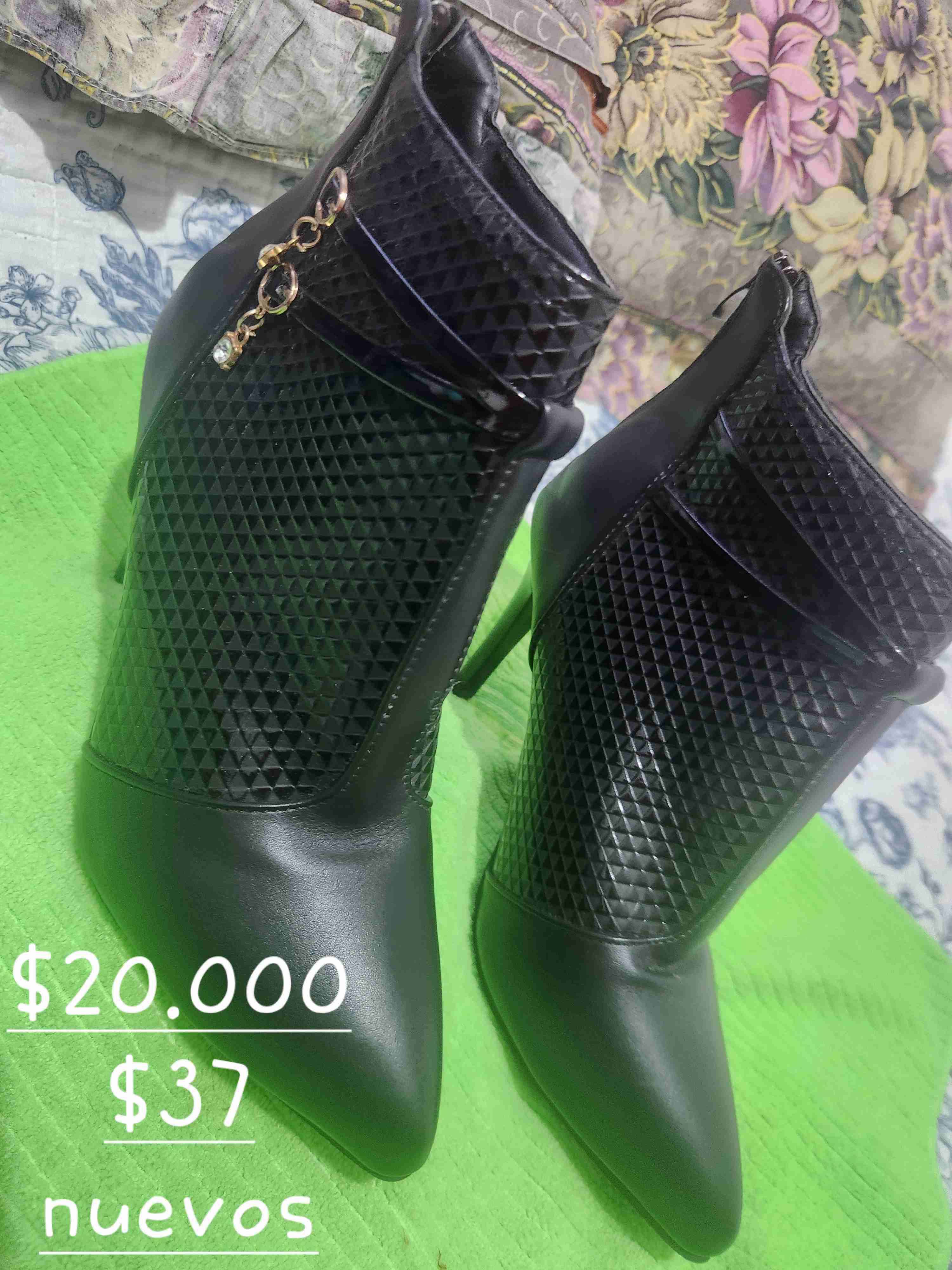 Botines negros con diseño