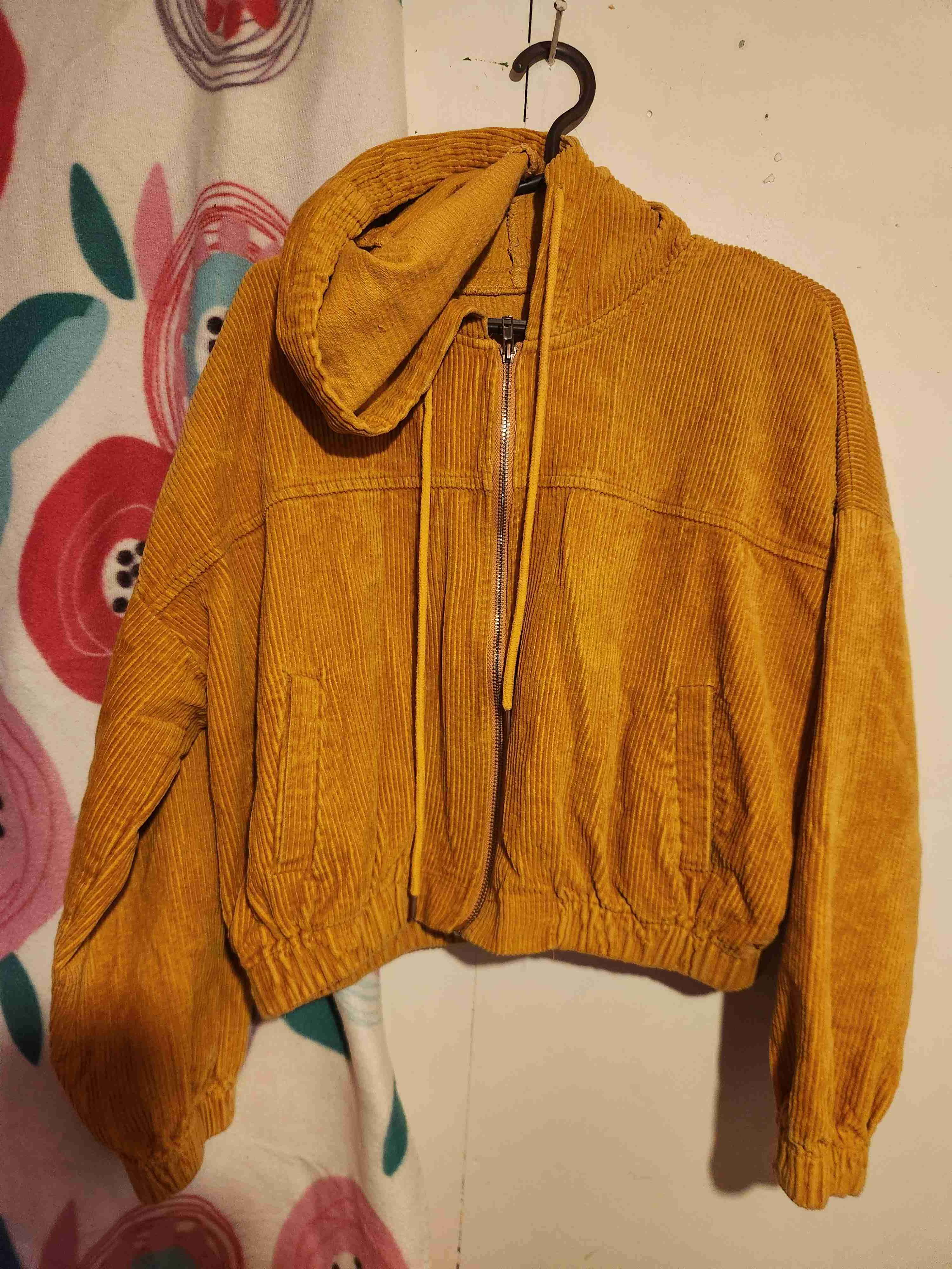 Chaqueta de pana mostaza con capucha