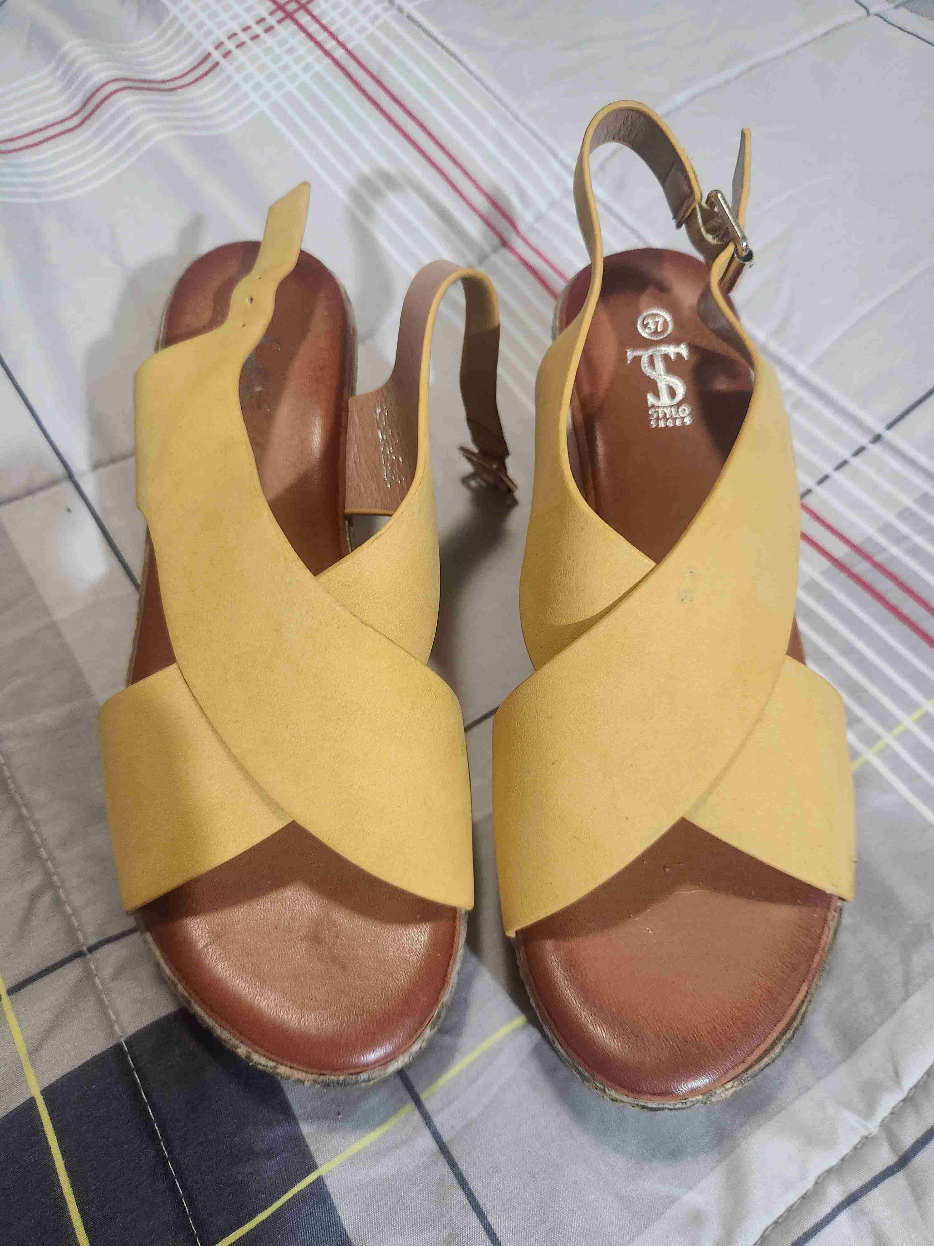 Sandalias amarillas de cuero