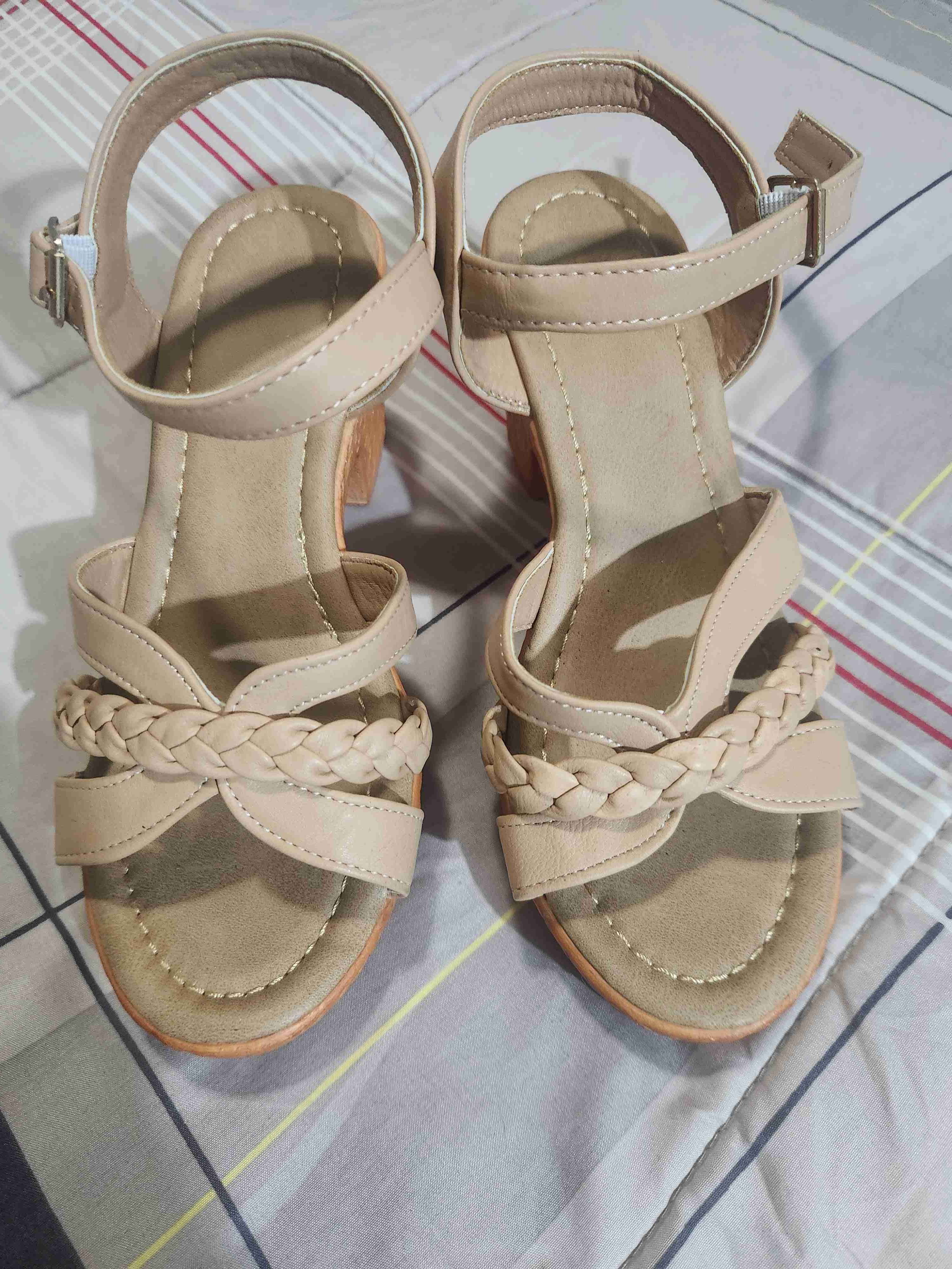 Sandalias beige con trenza