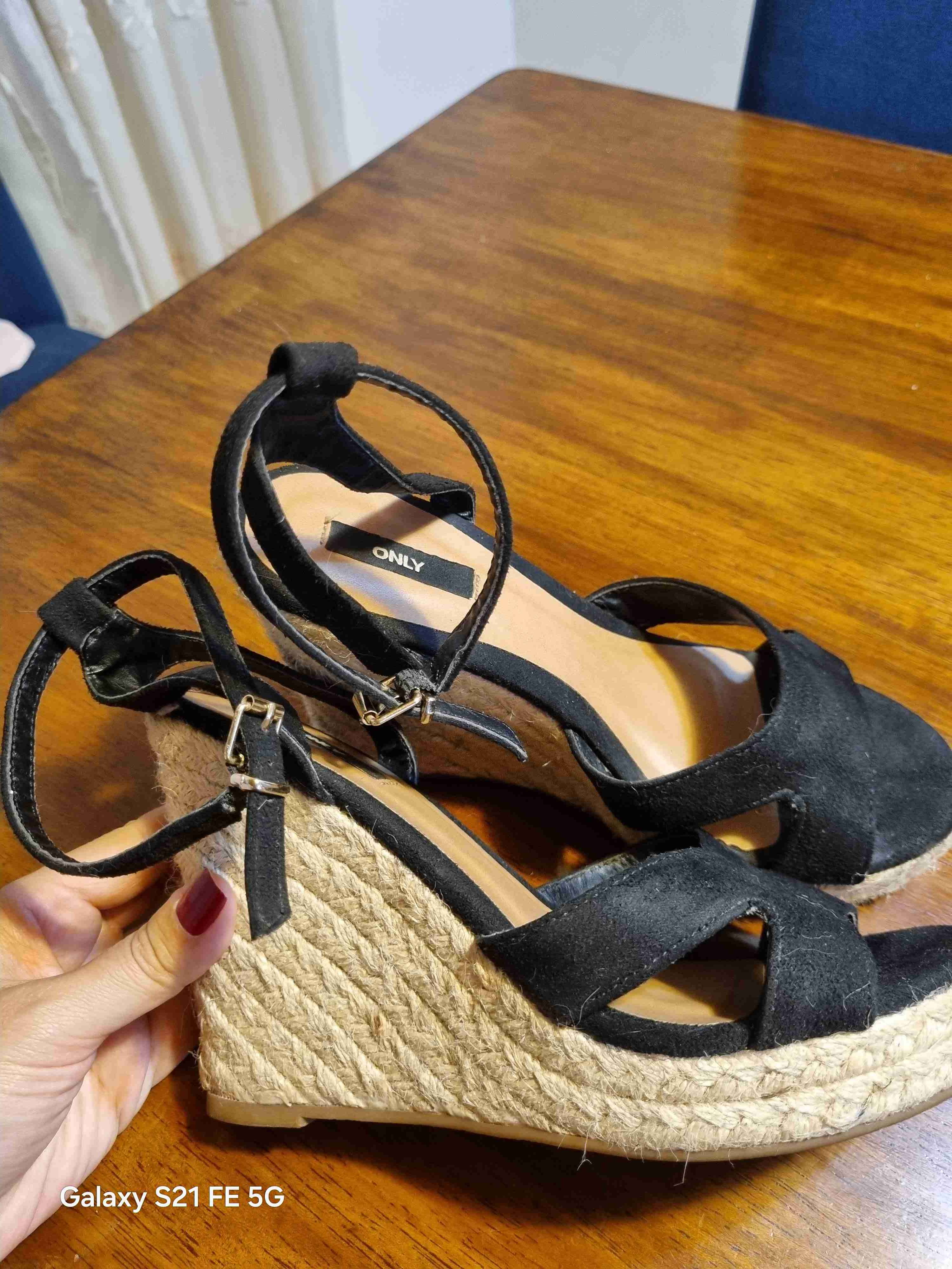 Sandalias negras con plataforma de yute