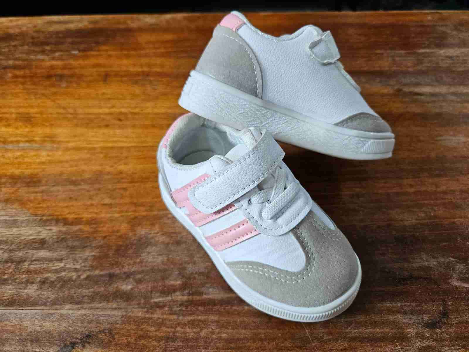 Zapatillas blancas con rosa para niñas