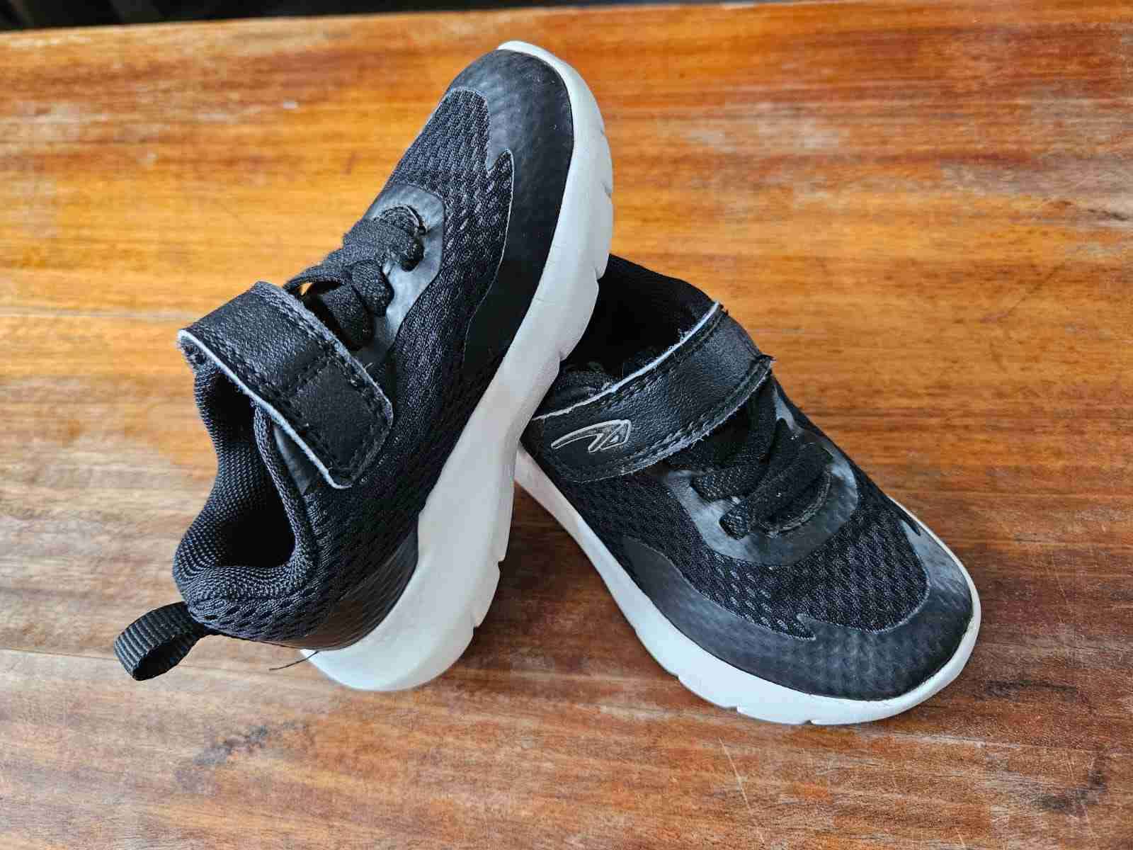 Zapatillas negras infantiles