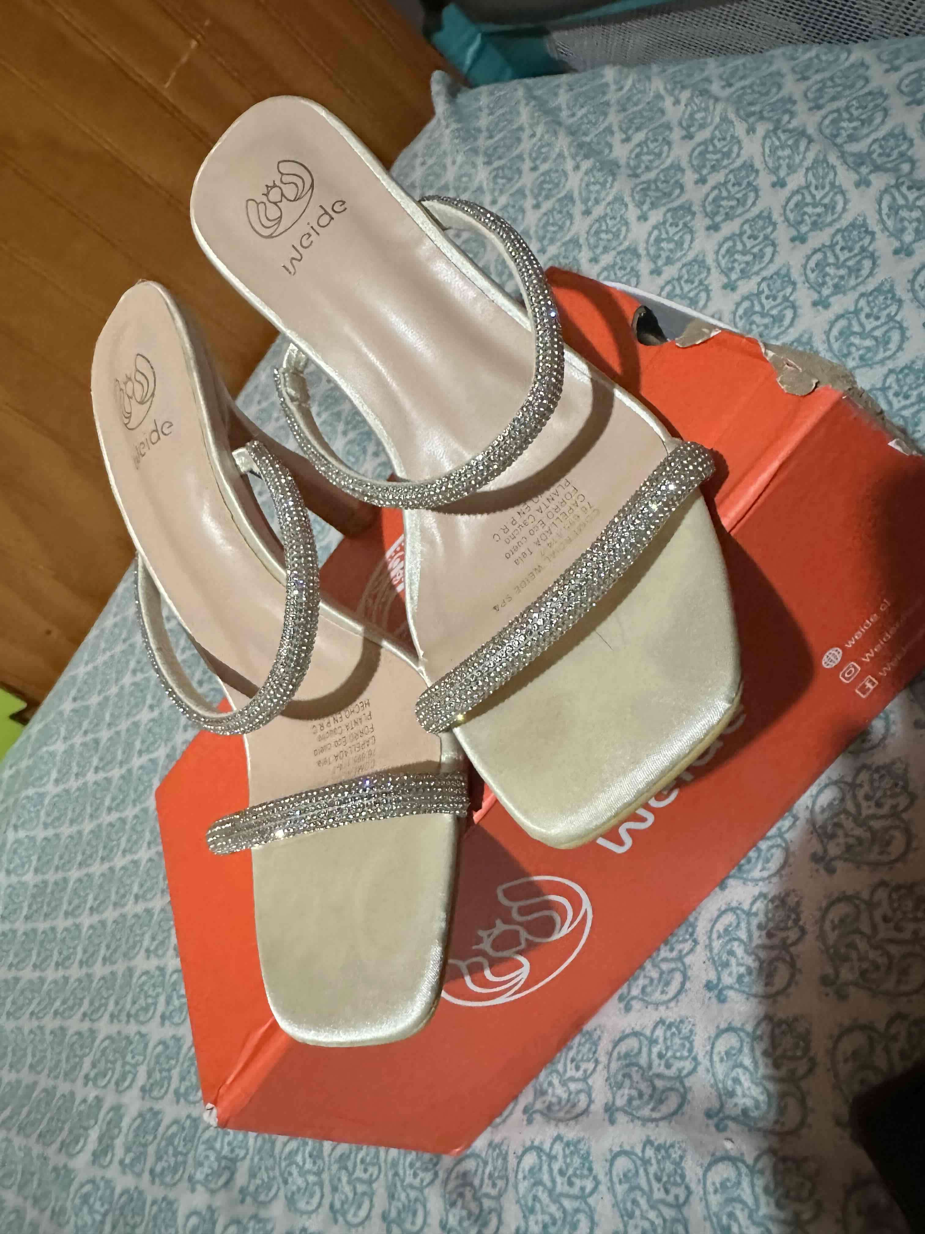 Sandalias doradas con brillantes