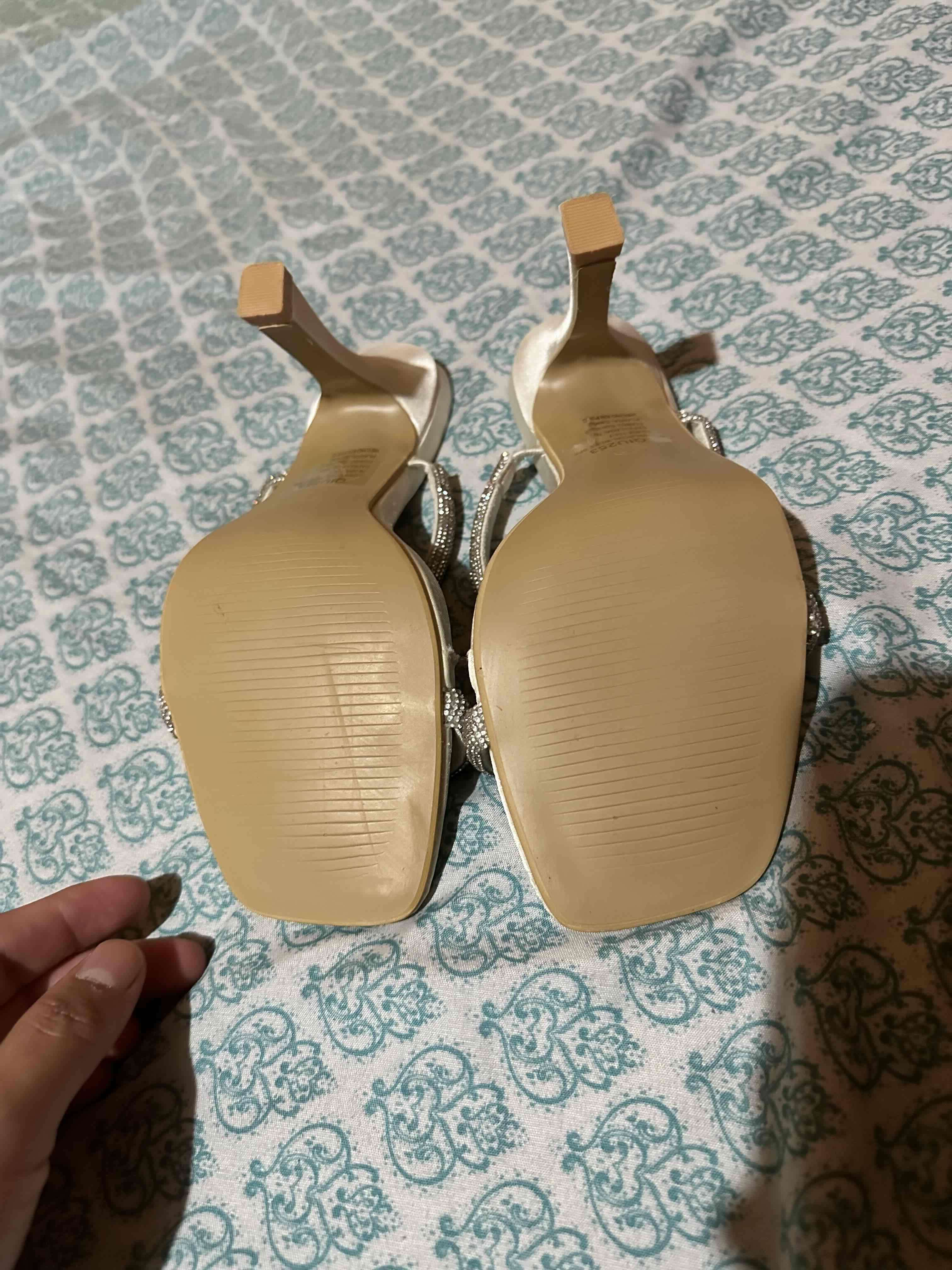 Sandalias doradas con brillantes - miniatura 2