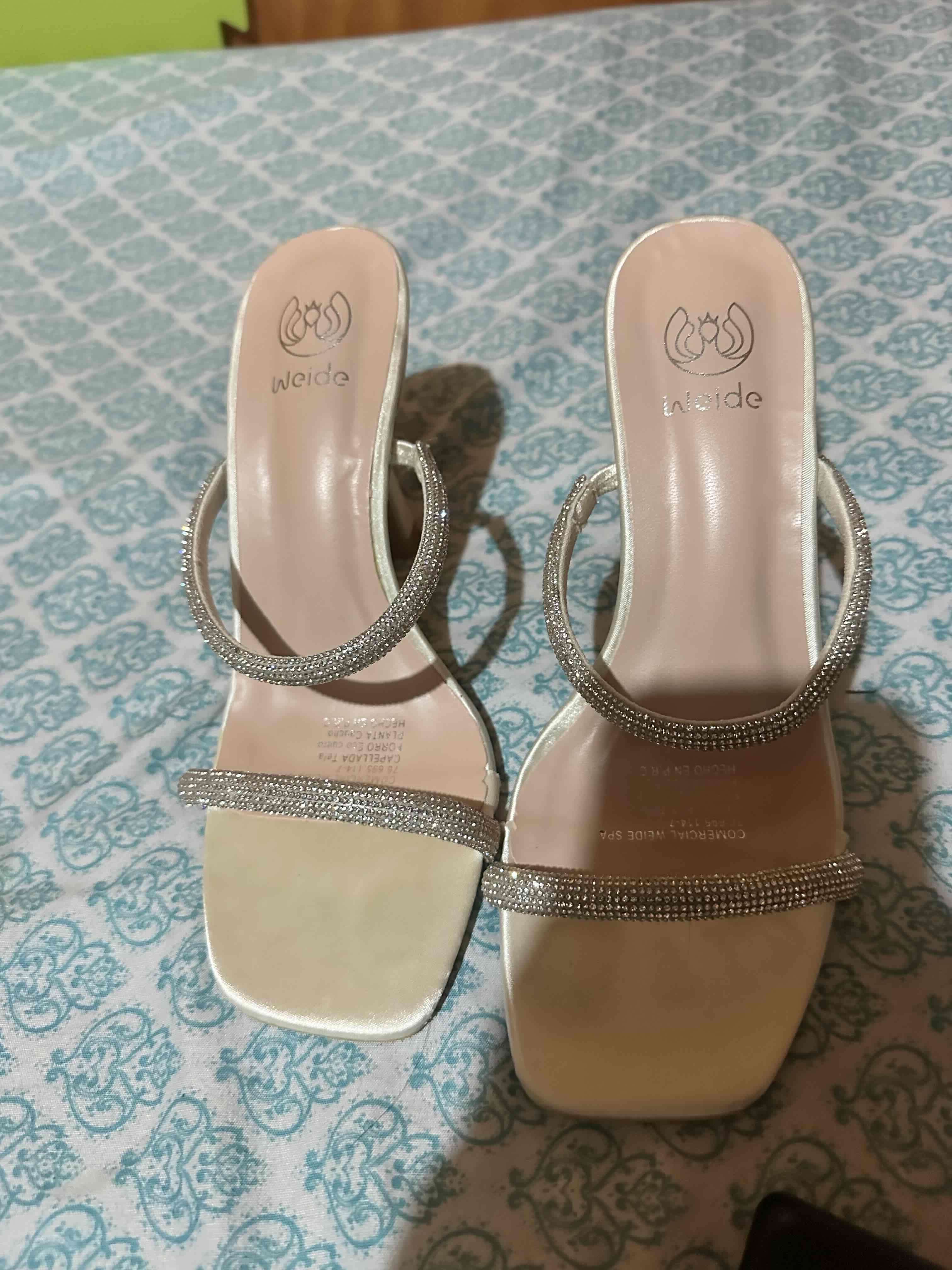 Sandalias doradas con brillantes - miniatura 3