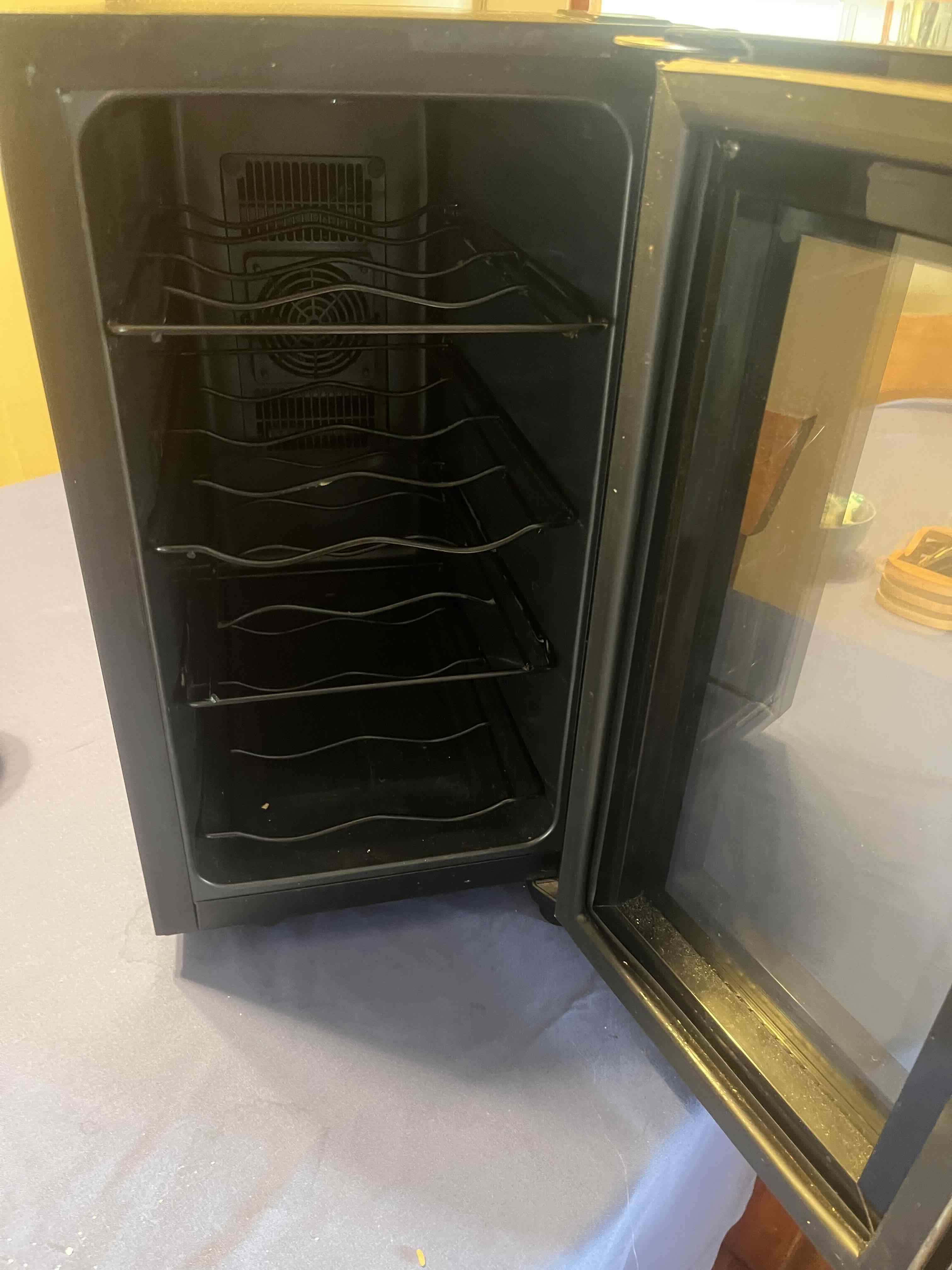 Cava de vinos Frigidaire - miniatura 2