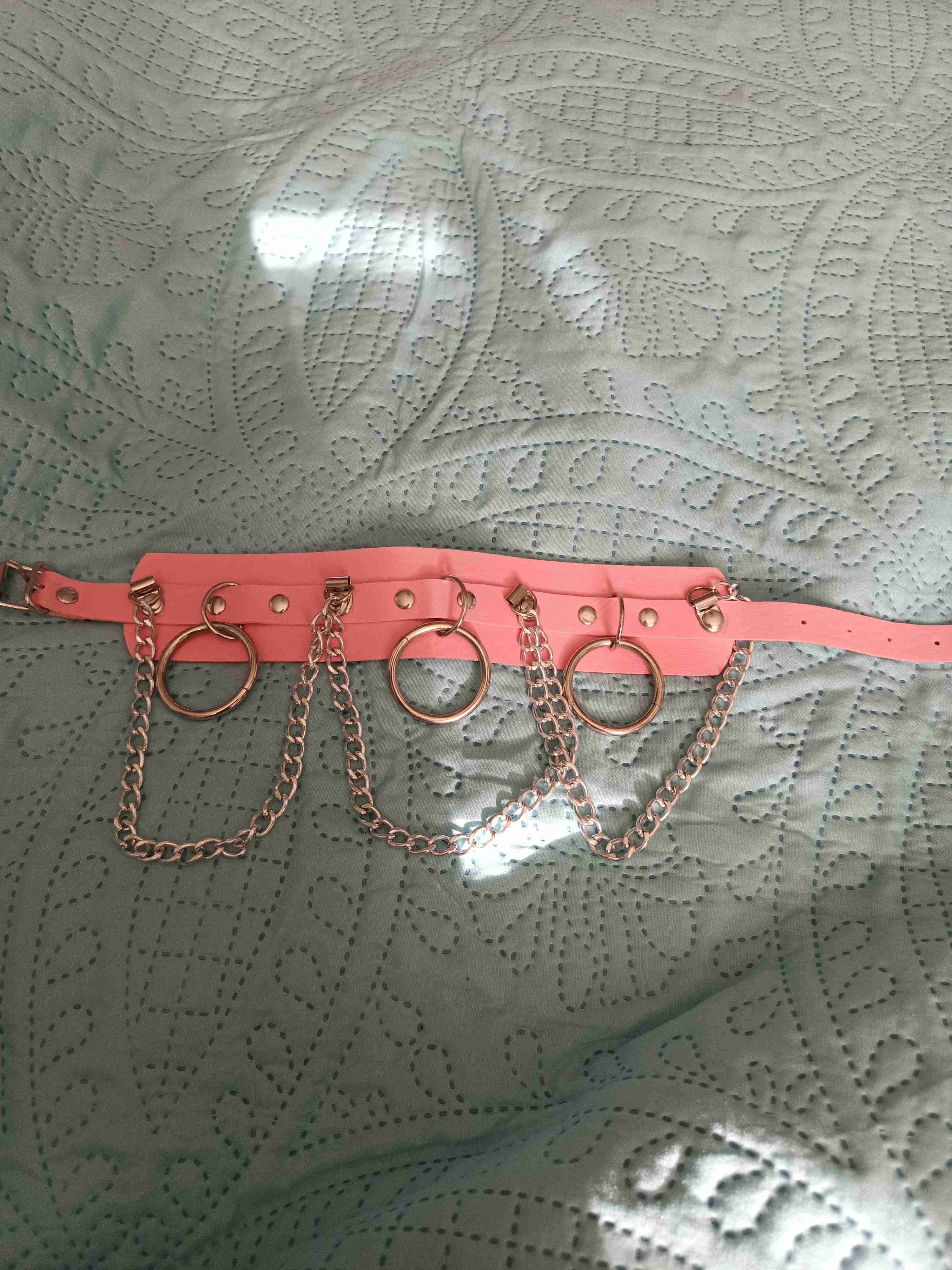 Collar rosa con cadenas