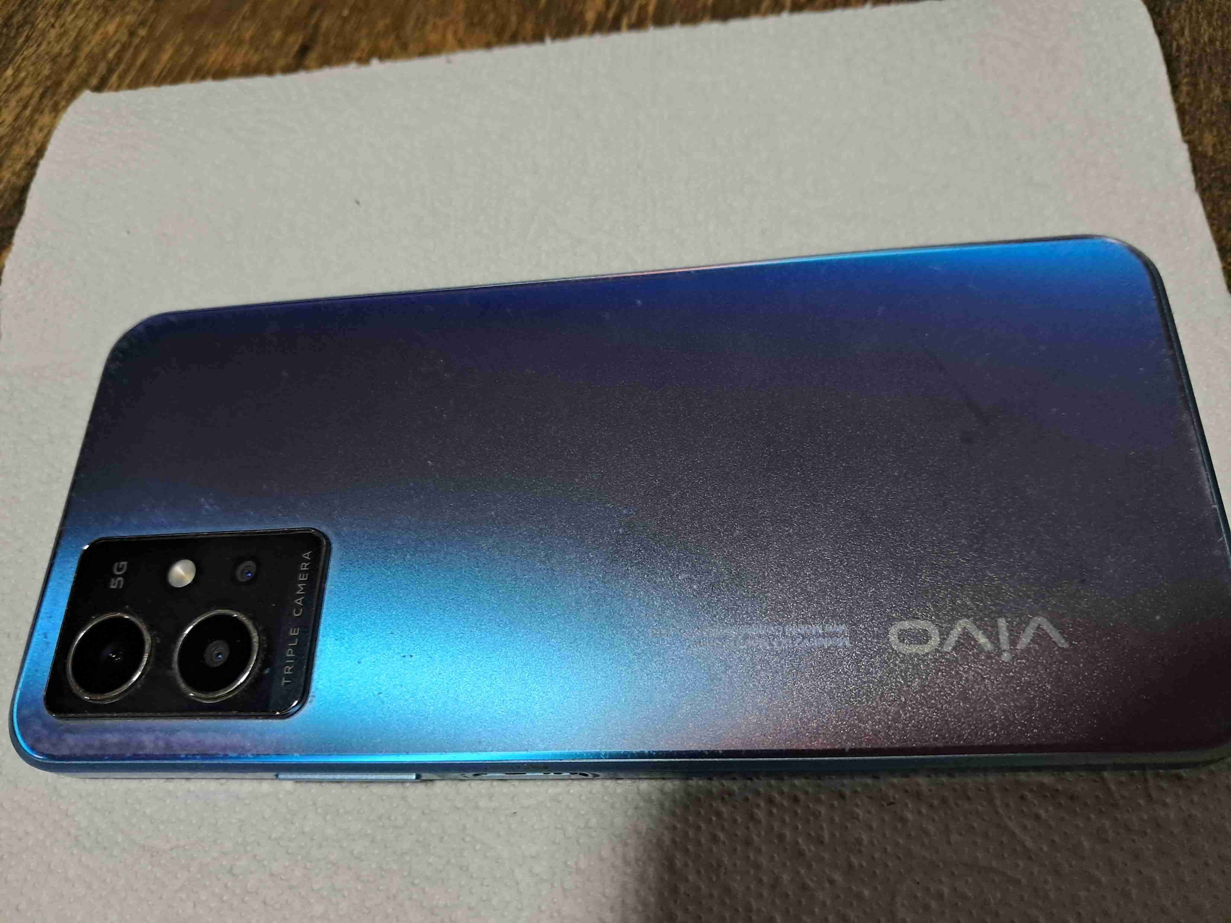 Smartphone Vivo azul con triple cámara - miniatura 3