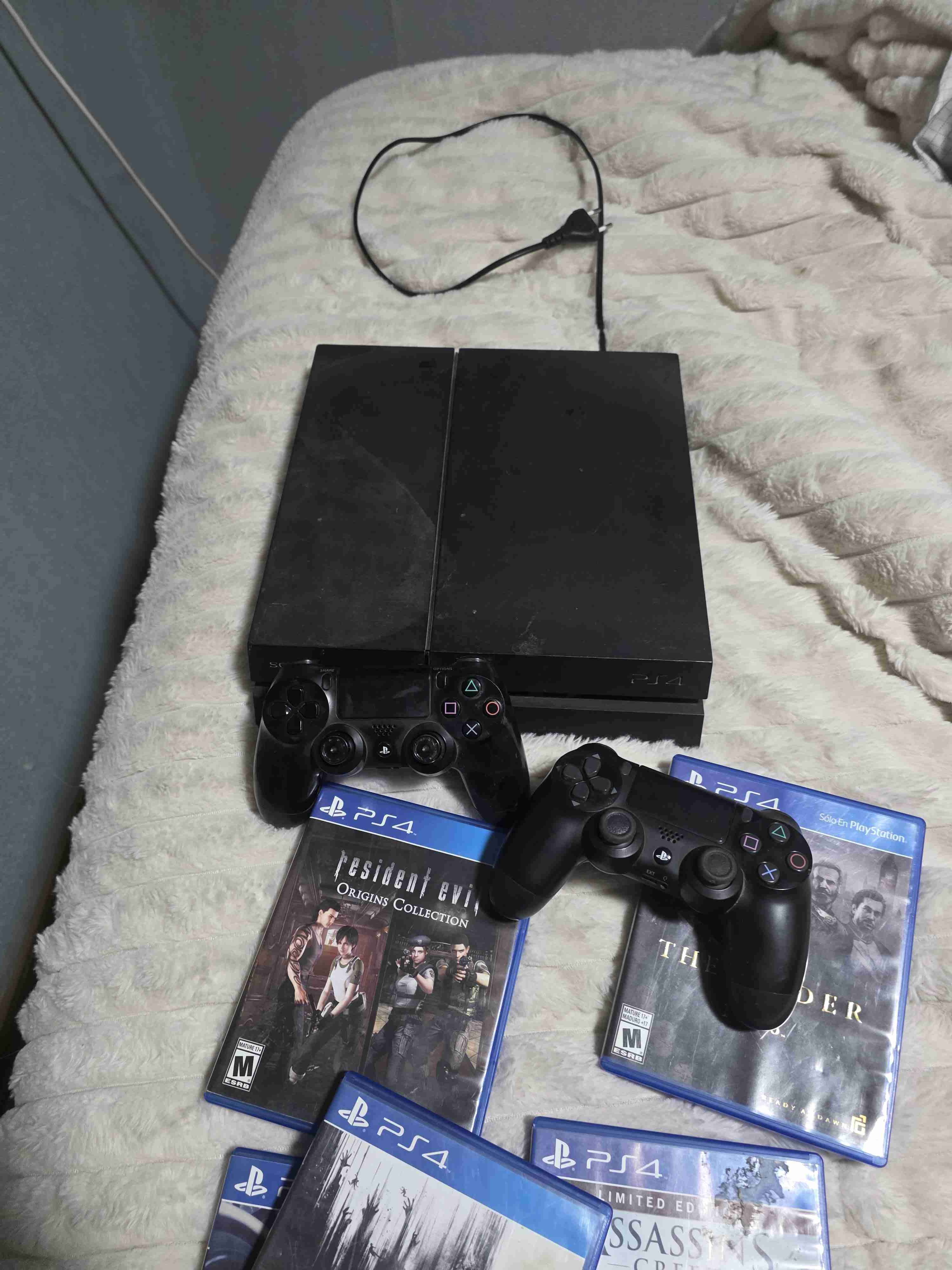 Consola PS4 con juegos y controles - miniatura 2