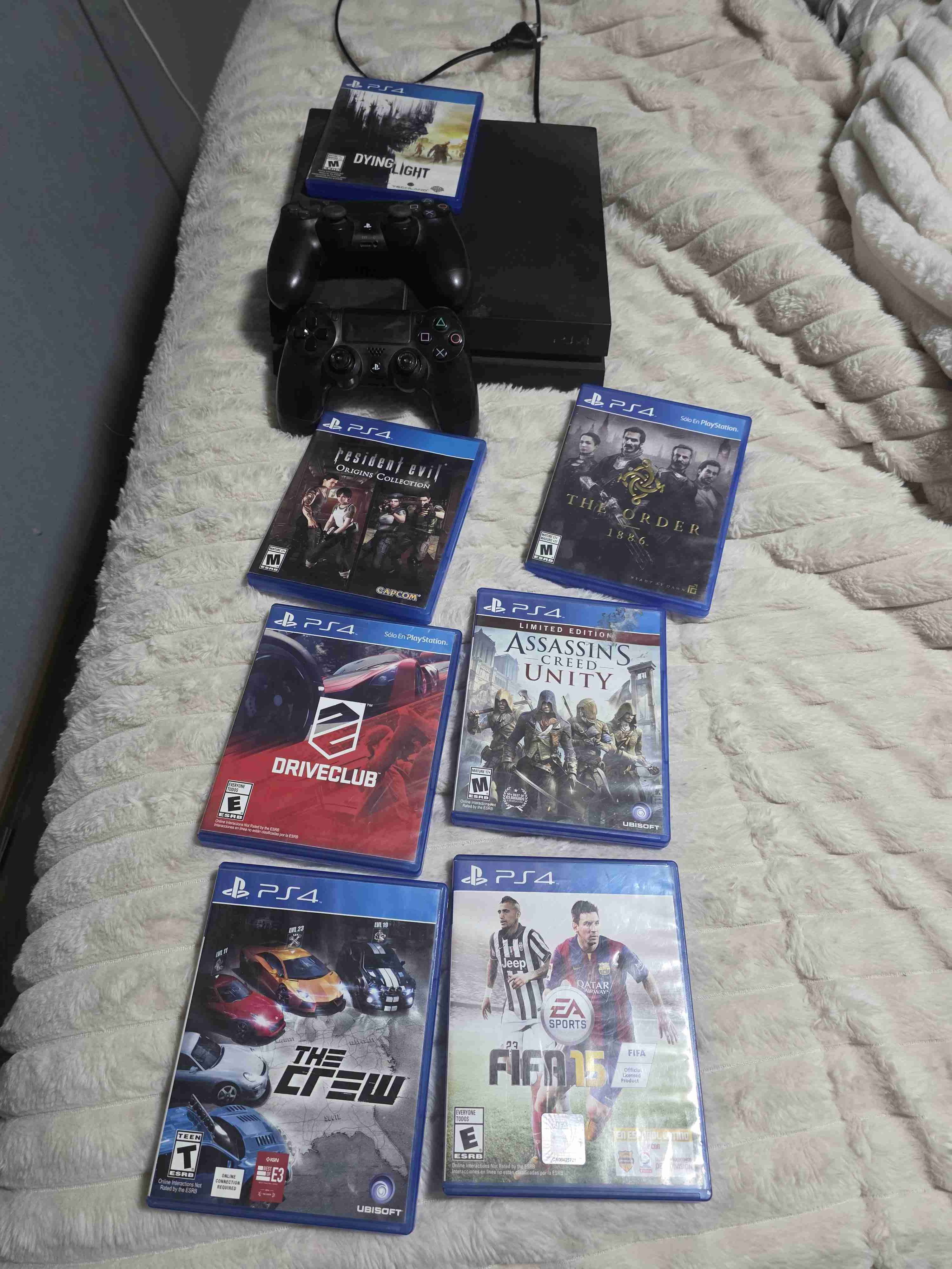 Consola PS4 con juegos y controles - miniatura 3