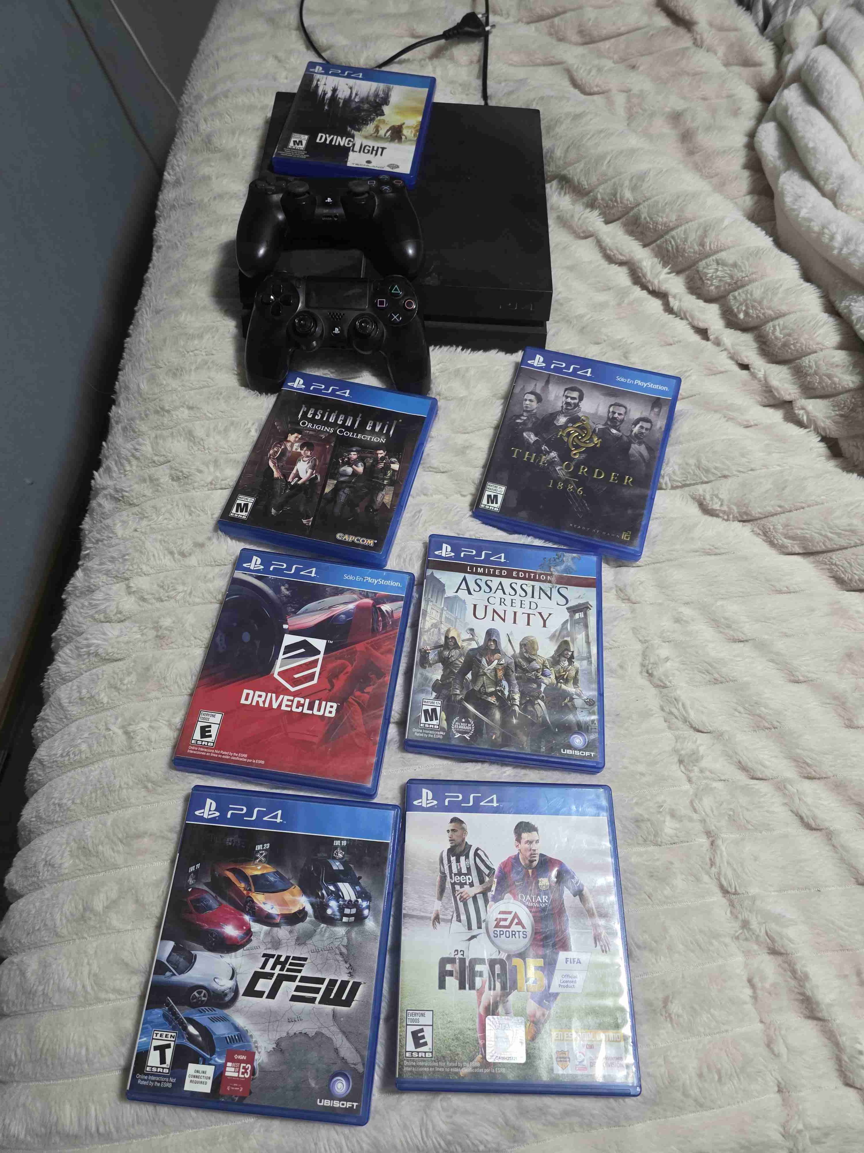 Consola PS4 con juegos y controles - miniatura 4