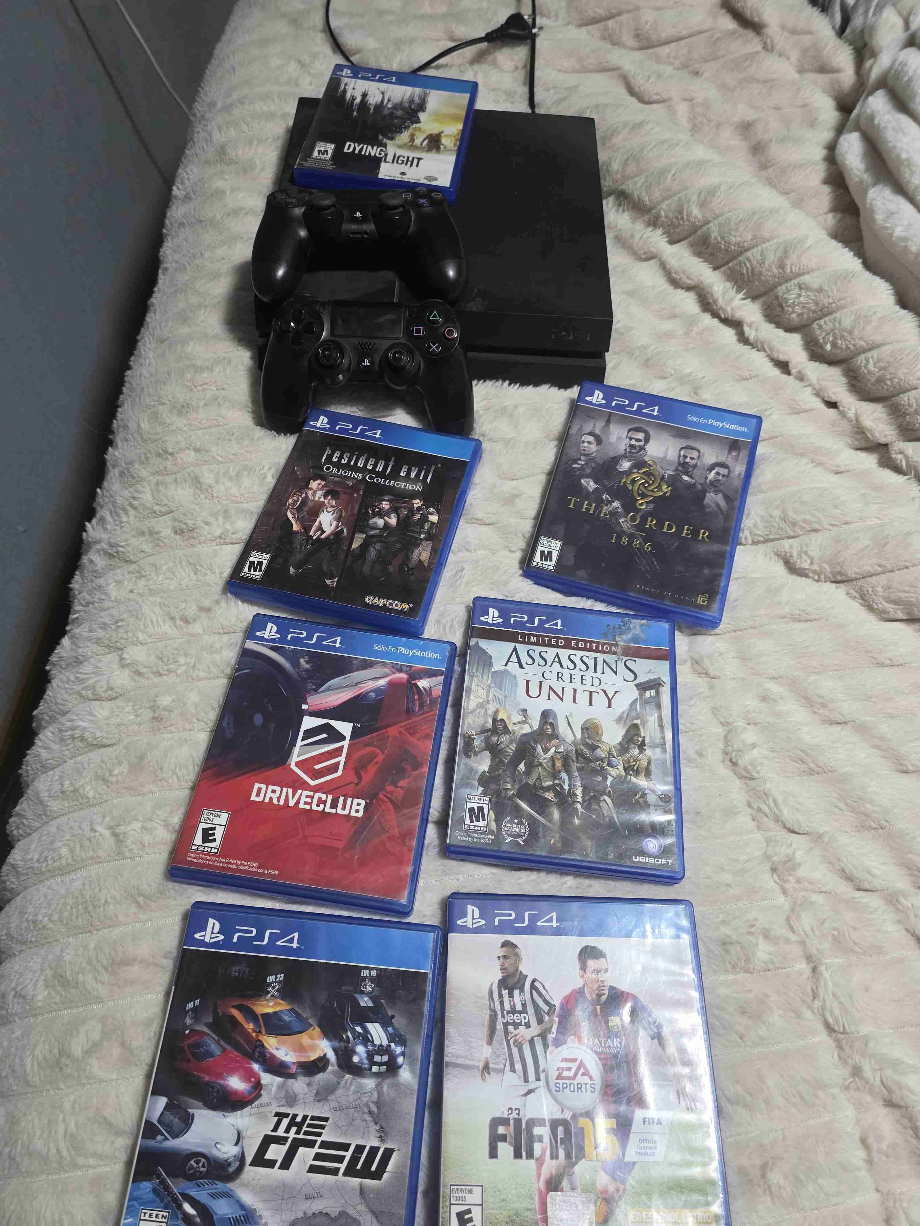 Consola PS4 con juegos y controles - miniatura 5