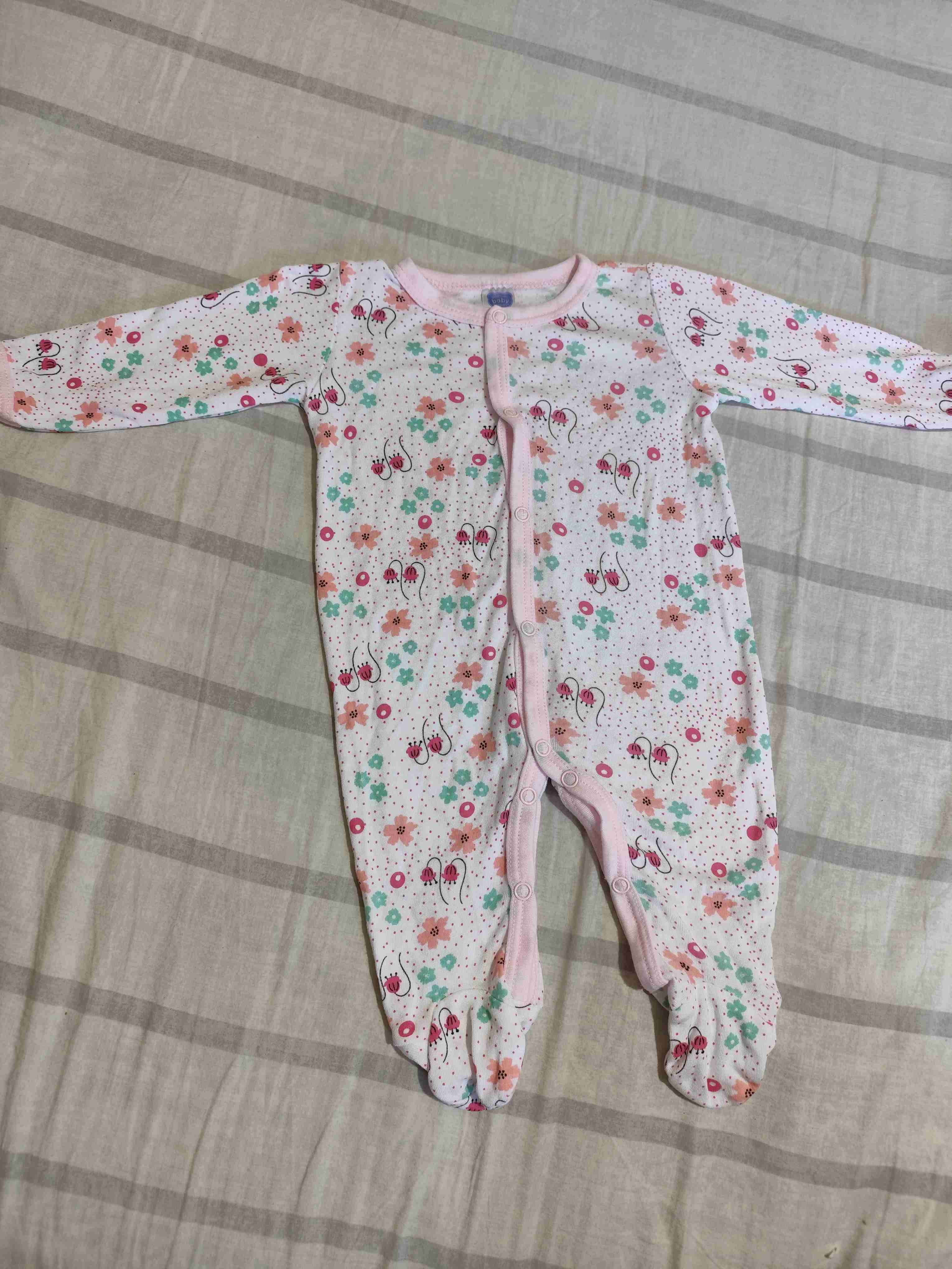 Enterito de bebé floral rosado