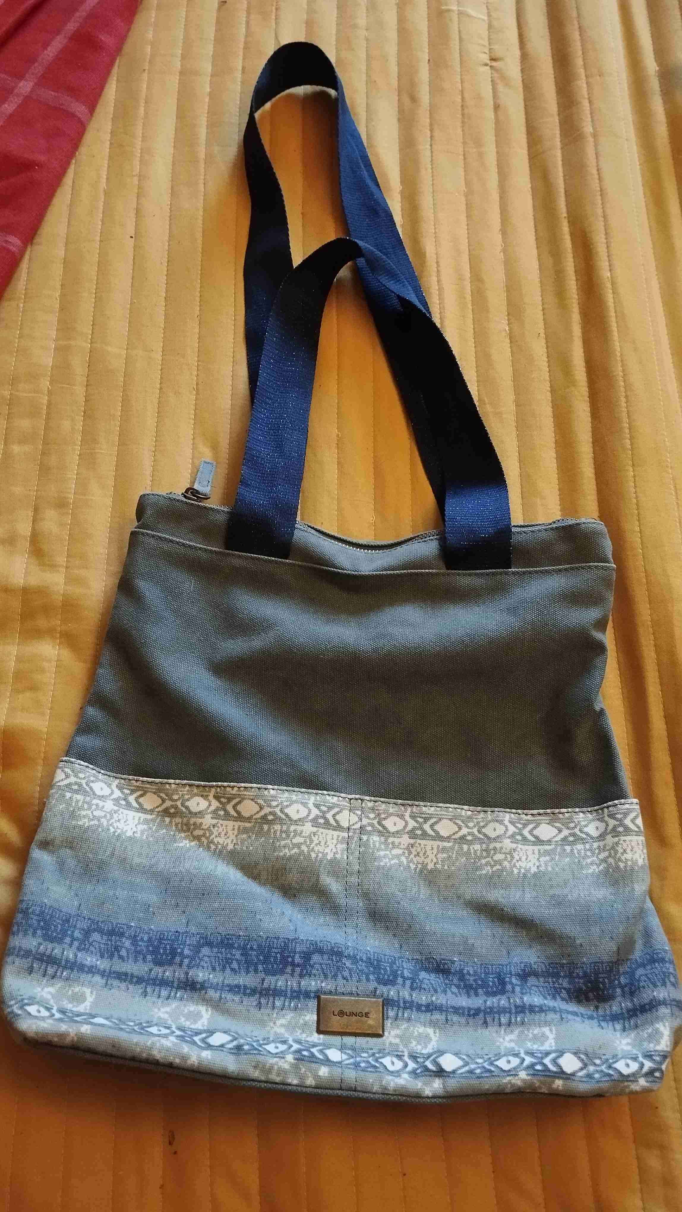 Bolso estampado azul y gris