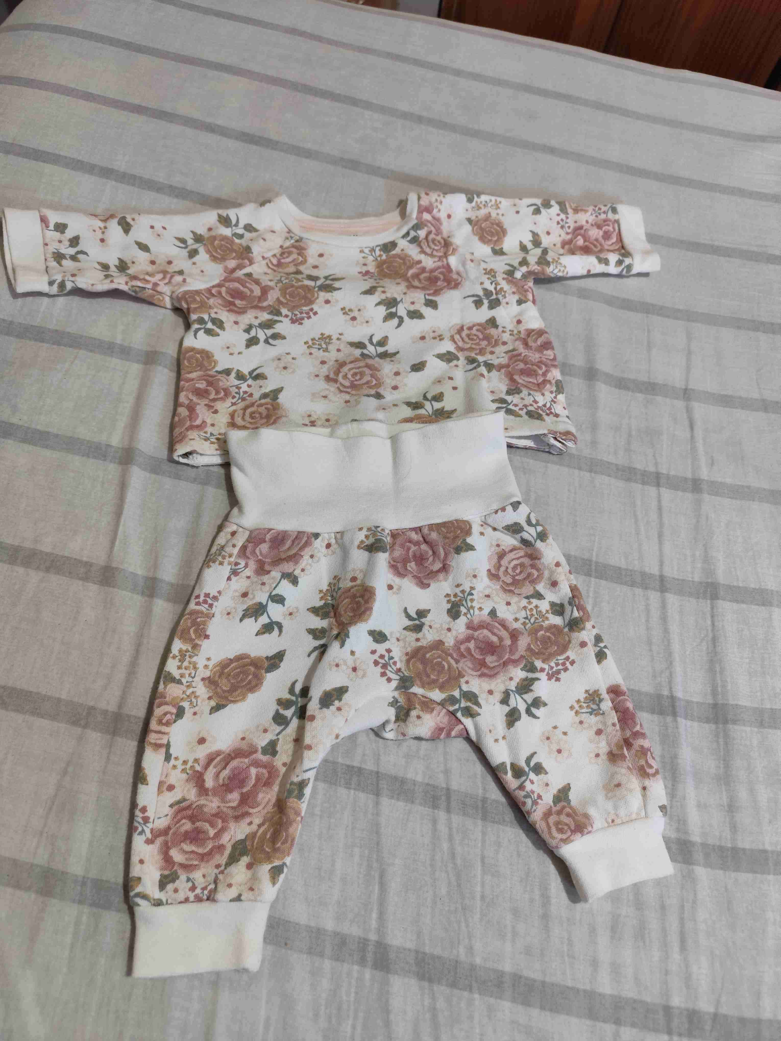 Conjunto floral para bebé