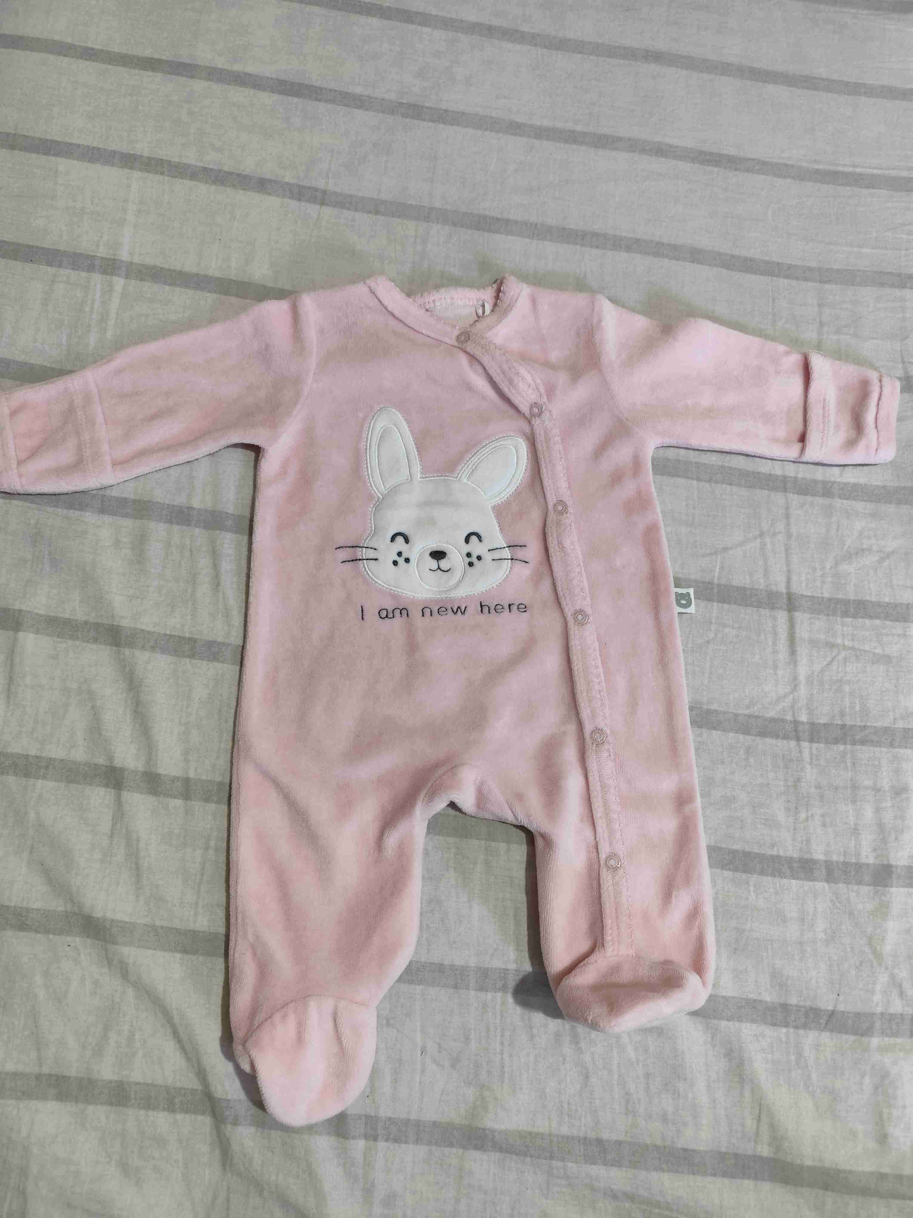 Pijamita rosado con diseño de conejo