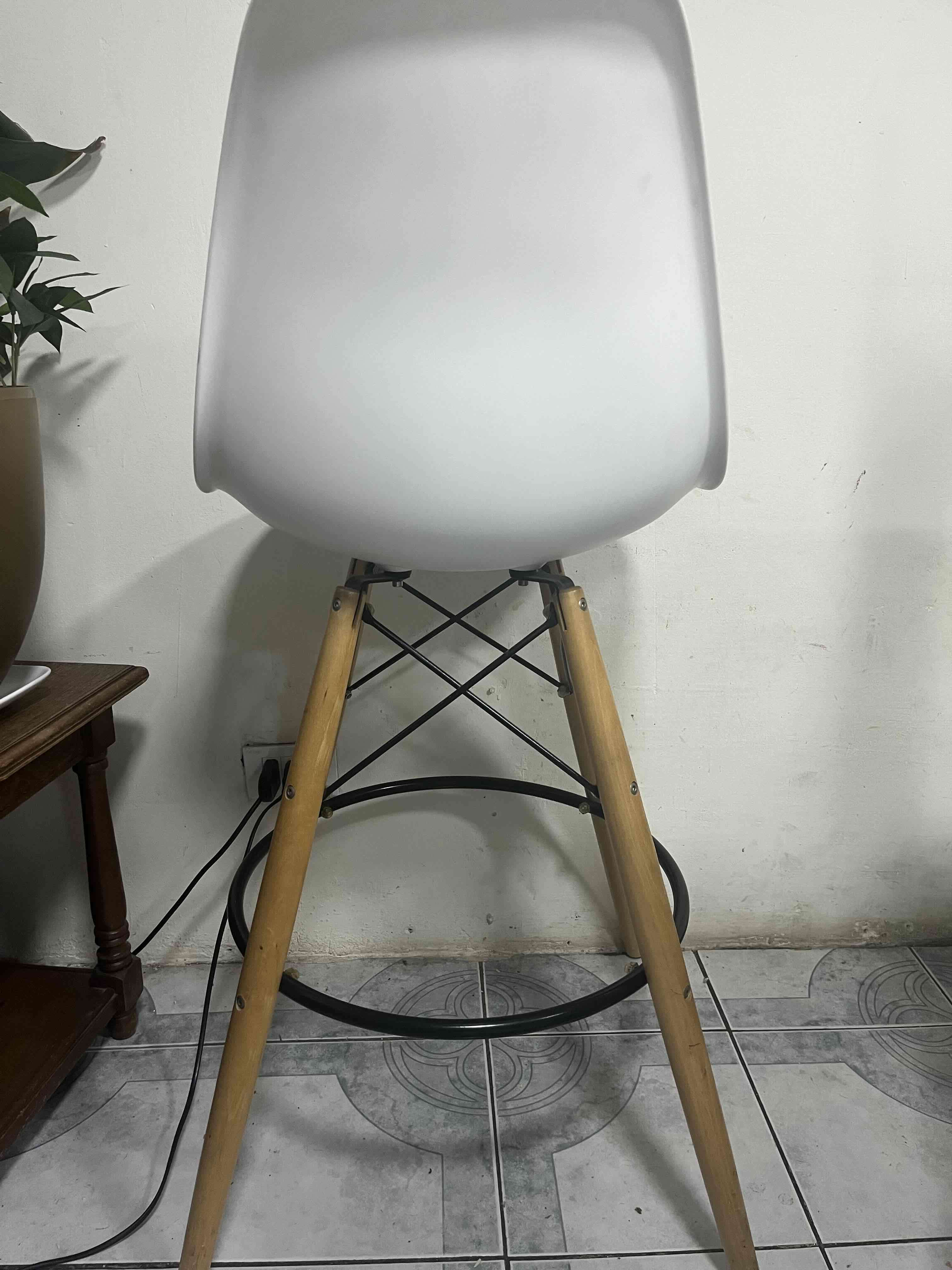 Silla moderna blanca con patas de madera