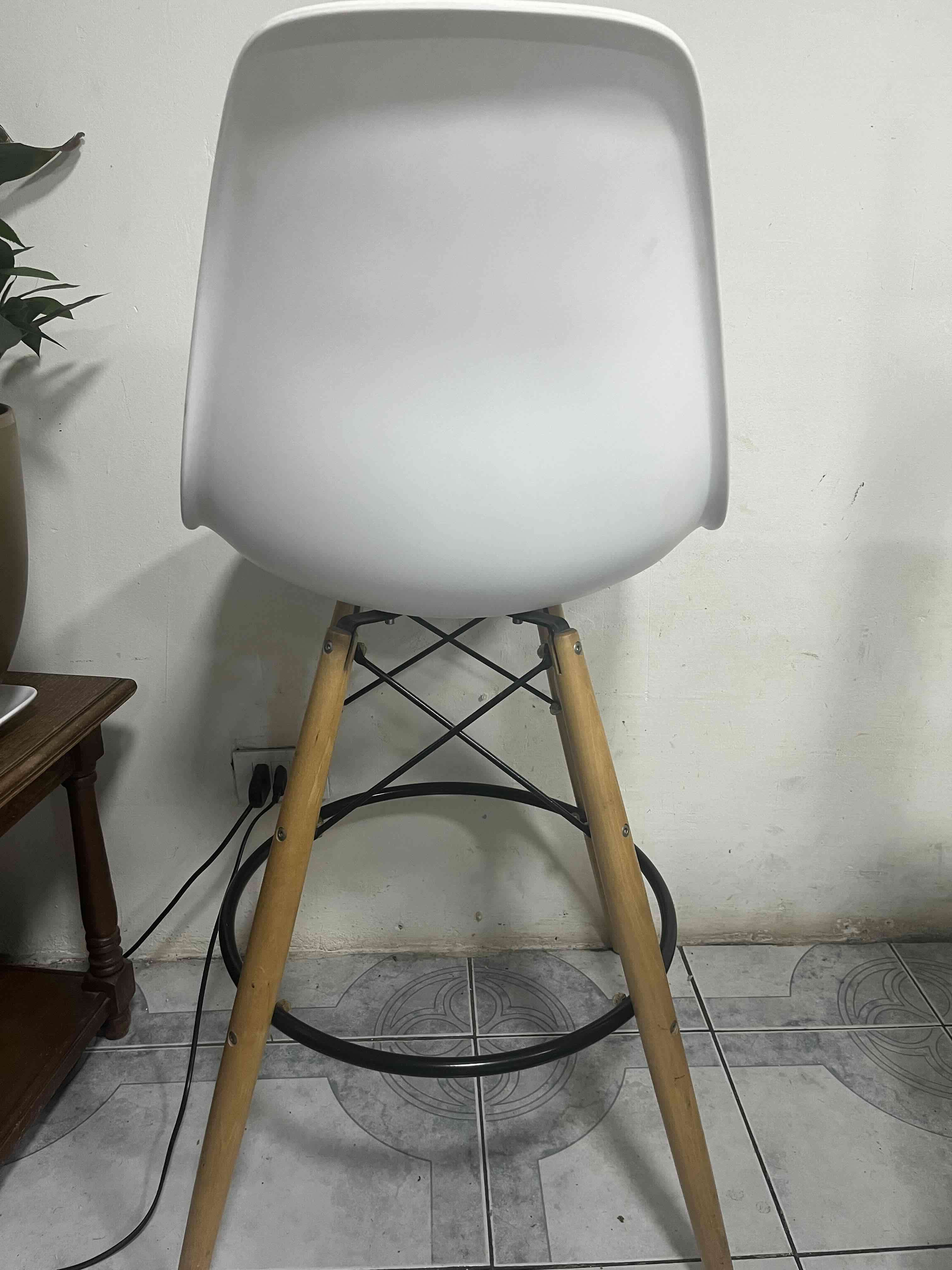 Silla moderna blanca con patas de madera - miniatura 2